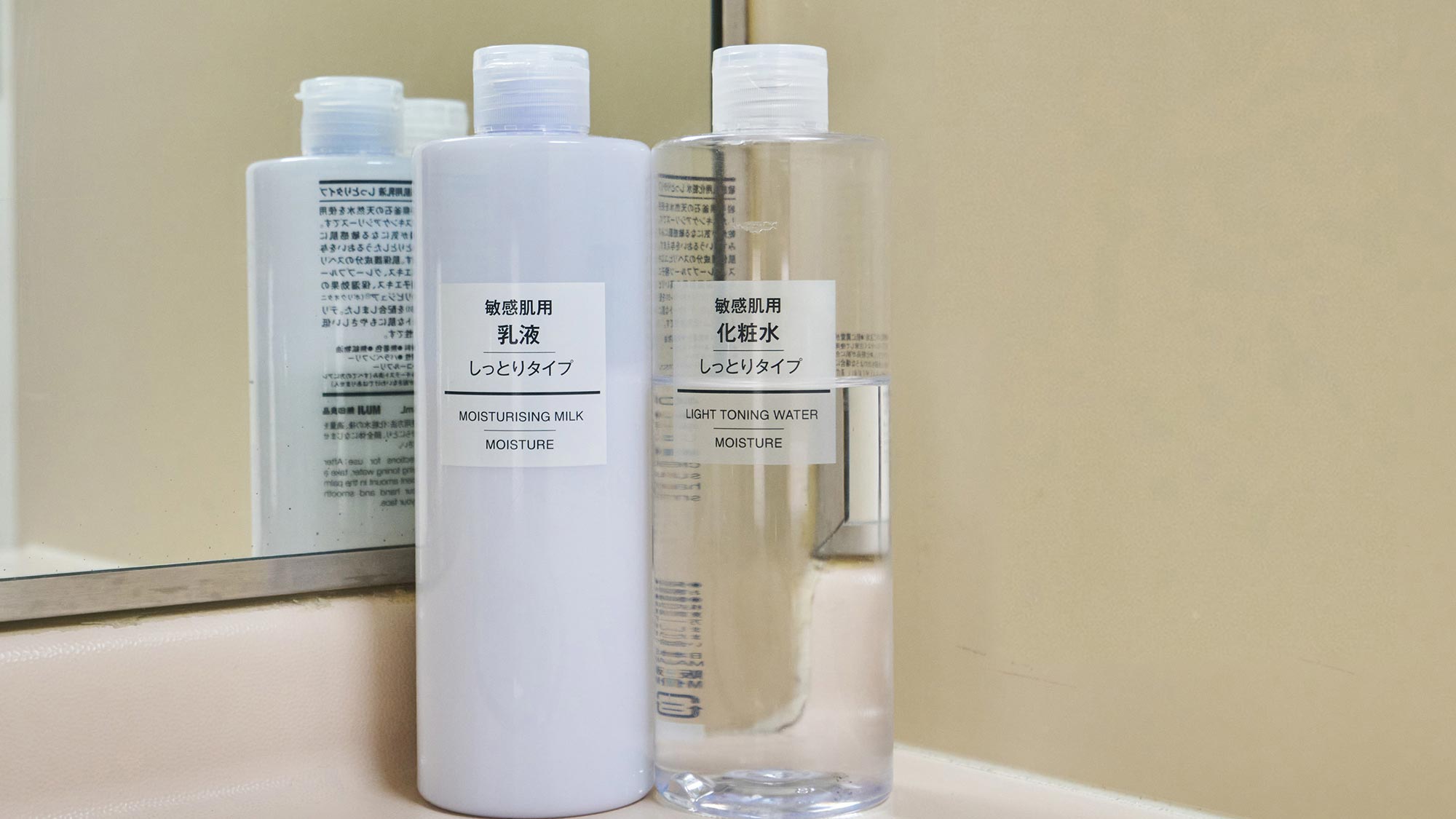 ・【小浴室（女性用）】脱衣所には化粧水・乳液のご用意もあります