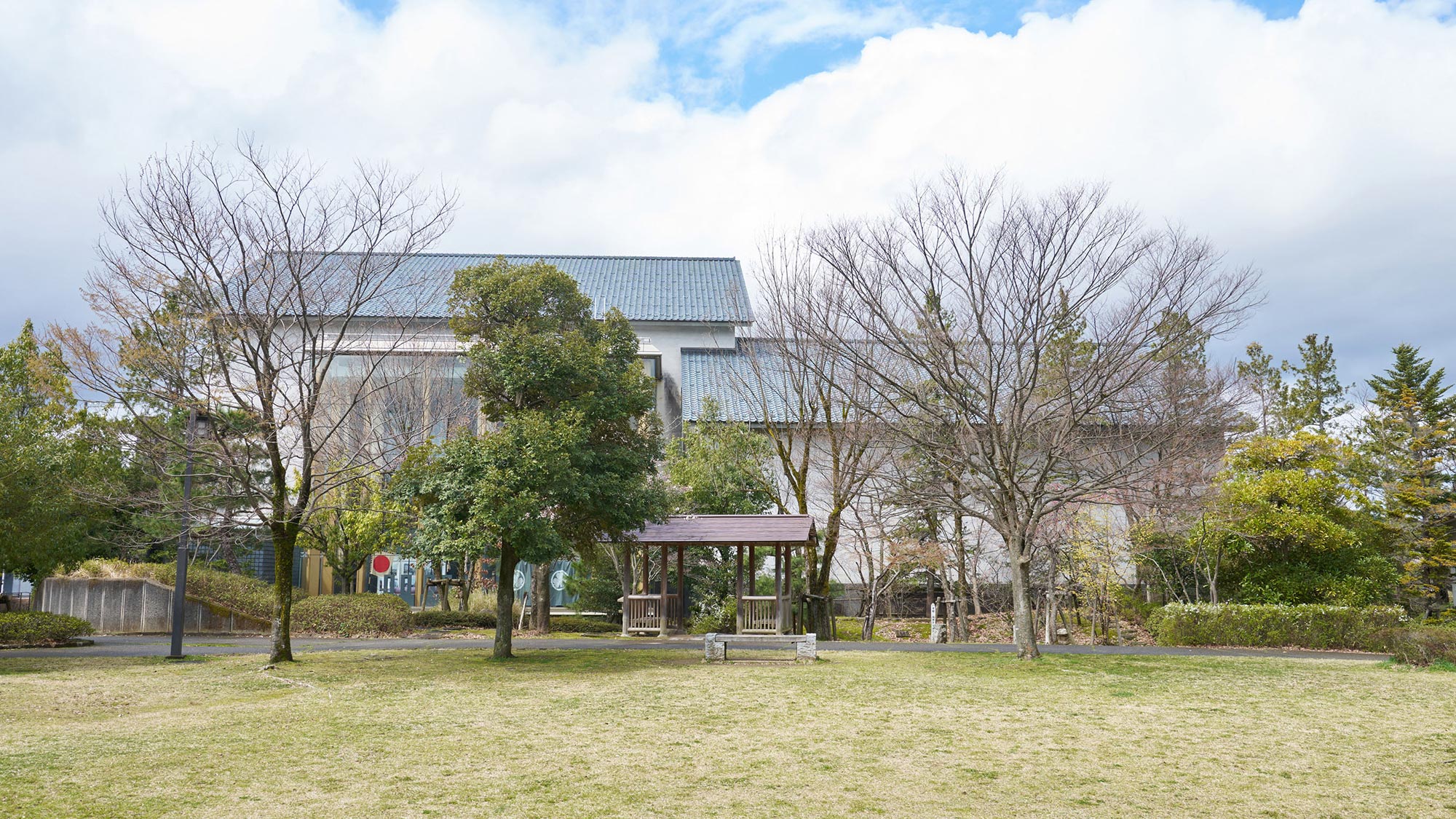 ・【周辺】城下町の雰囲気が残る御泉水公園は、お子様連れのお客様にぴったりの公園です