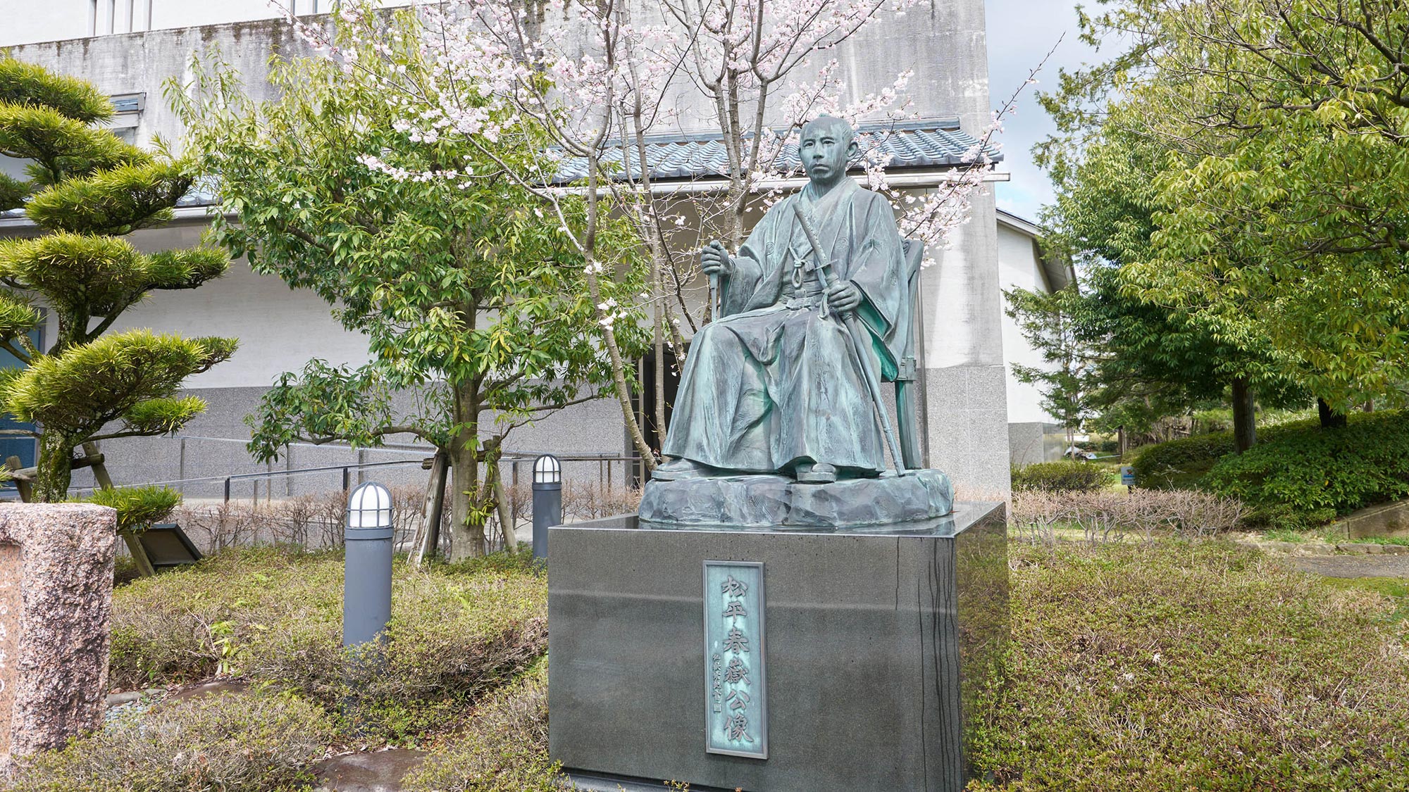 ・【周辺】越前福井藩主・松平春嶽の銅像。設置されている郷土歴史博物館までは当館より徒歩約4分です