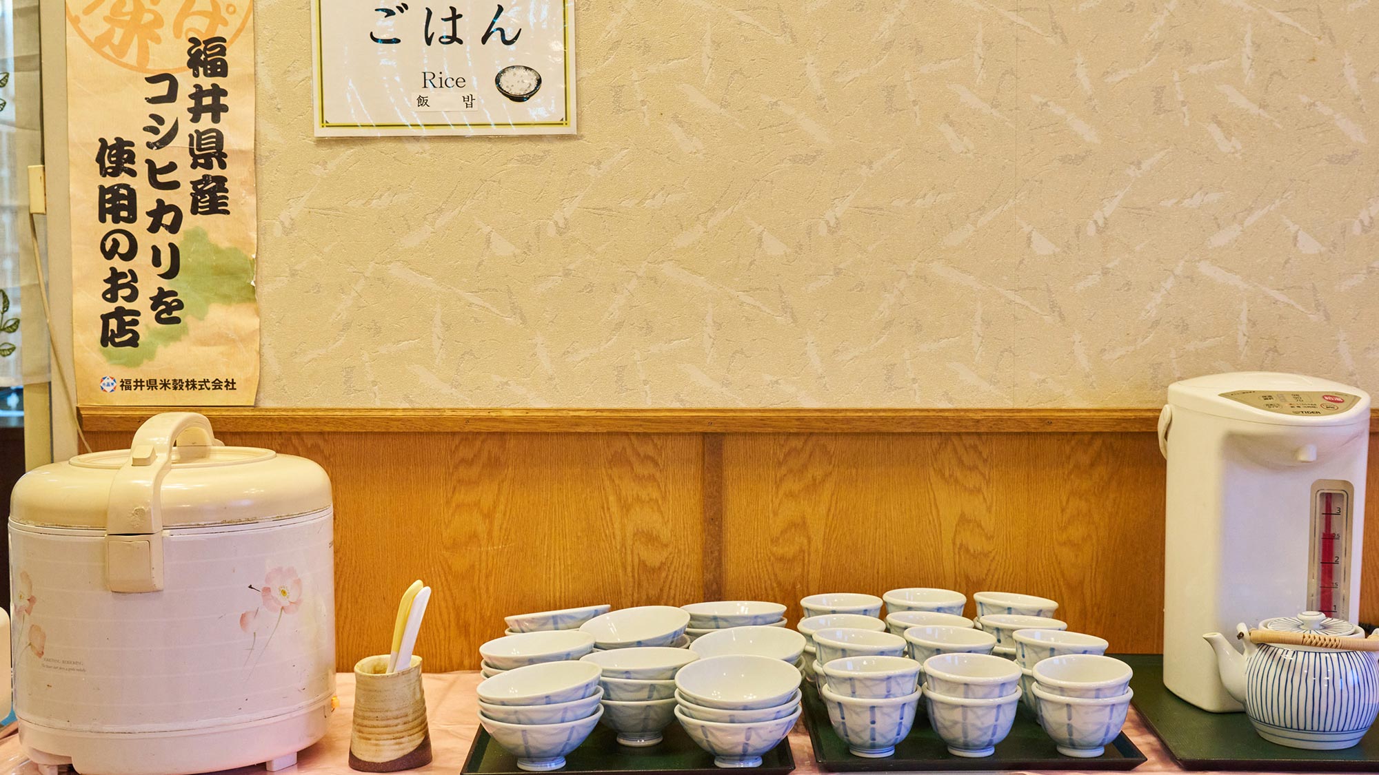 ・【朝食】ご飯・コーヒーはセルフでお替り自由。福井県産のコシヒカリをご堪能ください