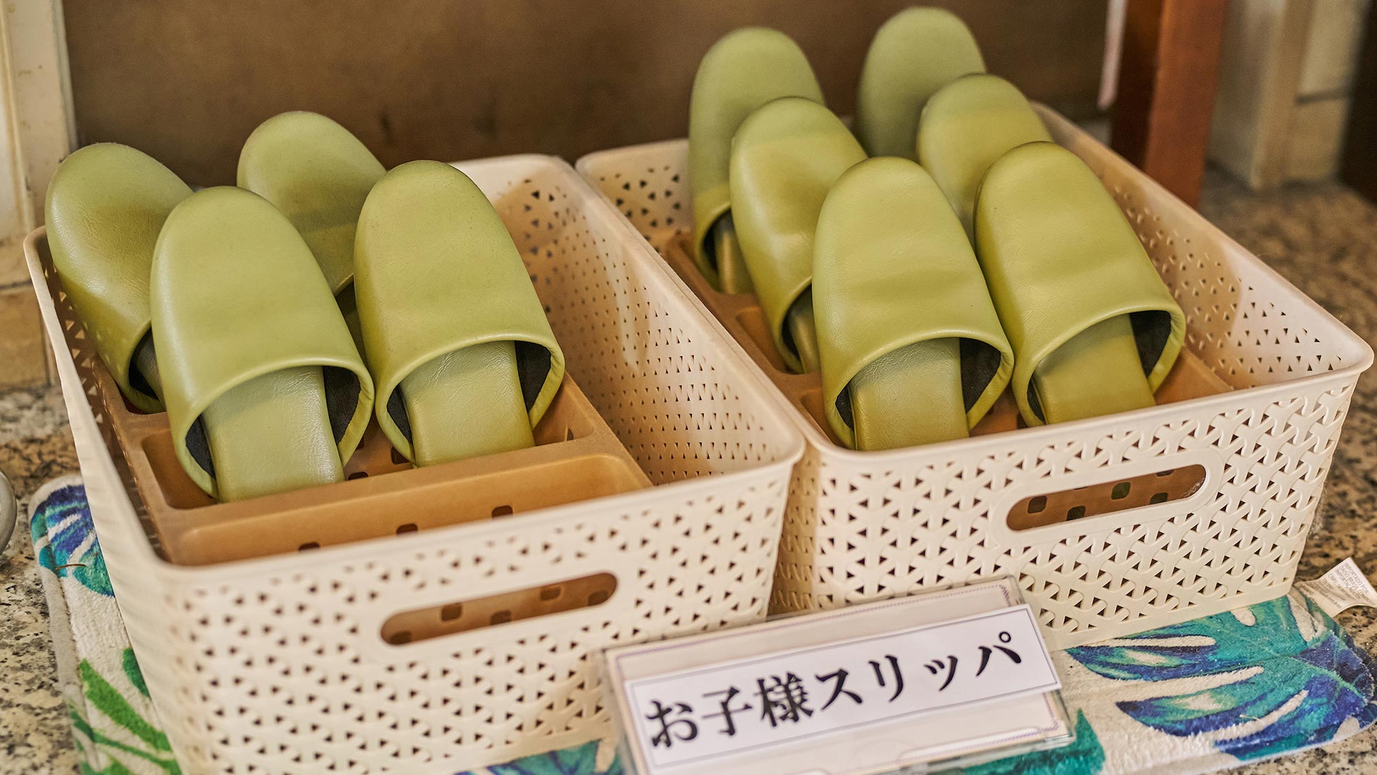 ・【アメニティバー】お子様用の館内スリッパのご用意がございます。お気軽にご利用ください