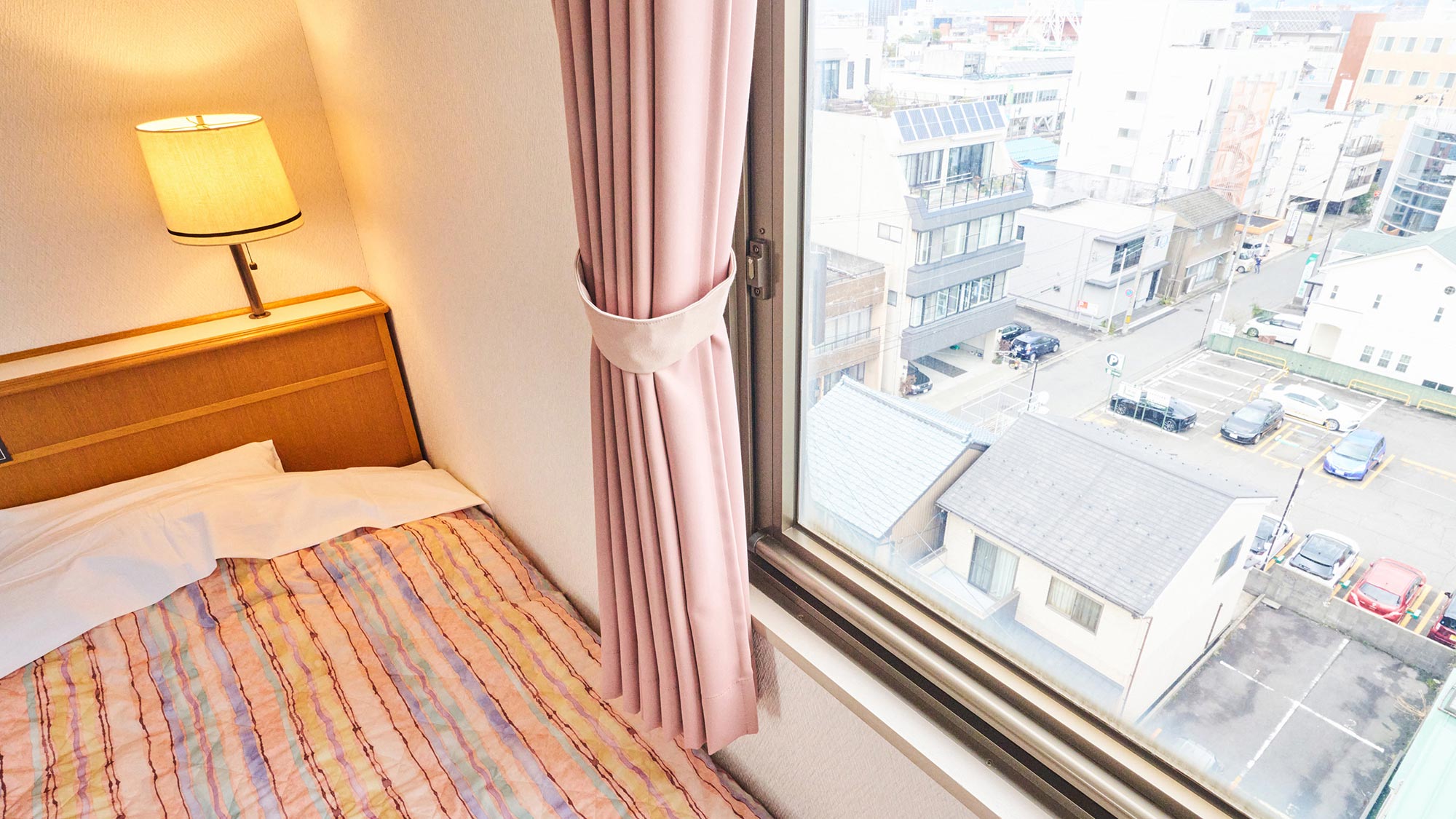 ・シングル（14平米）／ベッドサイドの窓から、旅先ならではの新鮮な景色をお楽しみください