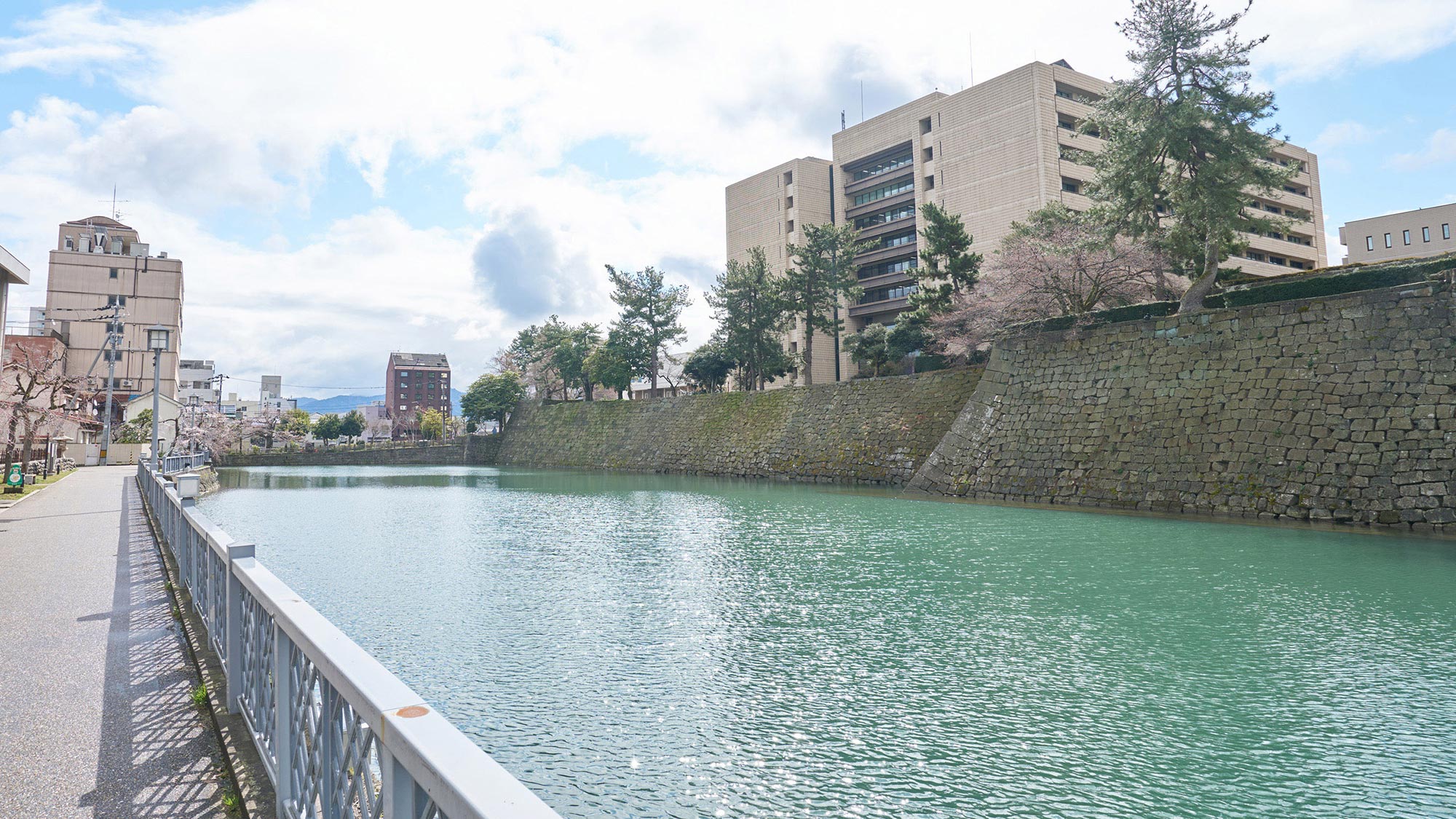 ・【周辺】福井駅近くでありながら落ち着いた雰囲気の街並みです。ゆっくりと散策をお楽しみください