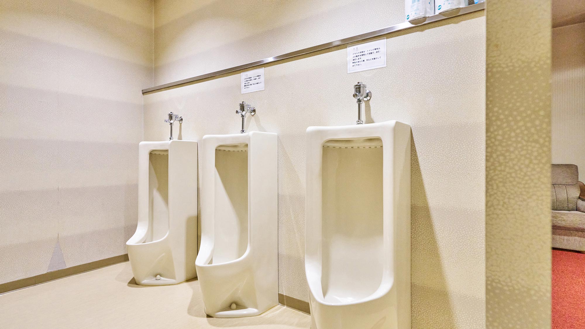 ・【館内トイレ】館内には男女別の共用トイレがございます