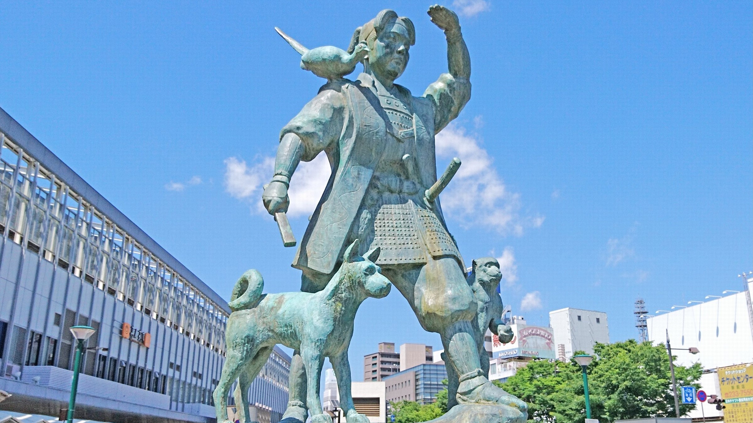 桃太郎像（岡山駅前）
