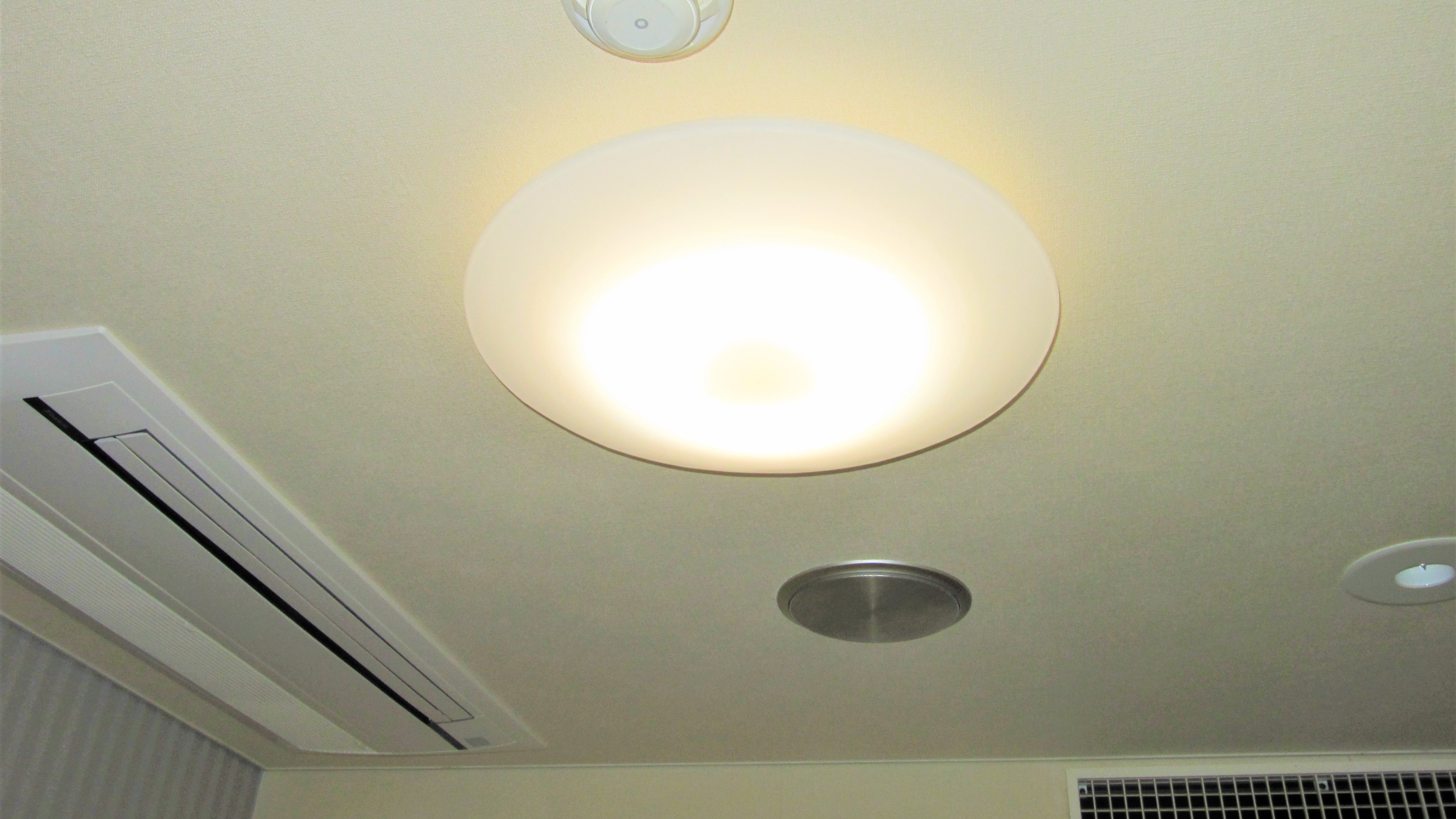 【客室特徴】シングルスタンダード＆エコノミーには天井照明に明るいシーリングライトを採用しております。