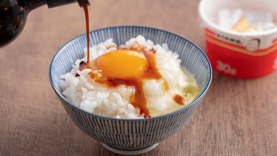 【朝食】卵かけご飯：朝食内容に含まれているセルフサービスの卵かけご飯。他にカレーも有。