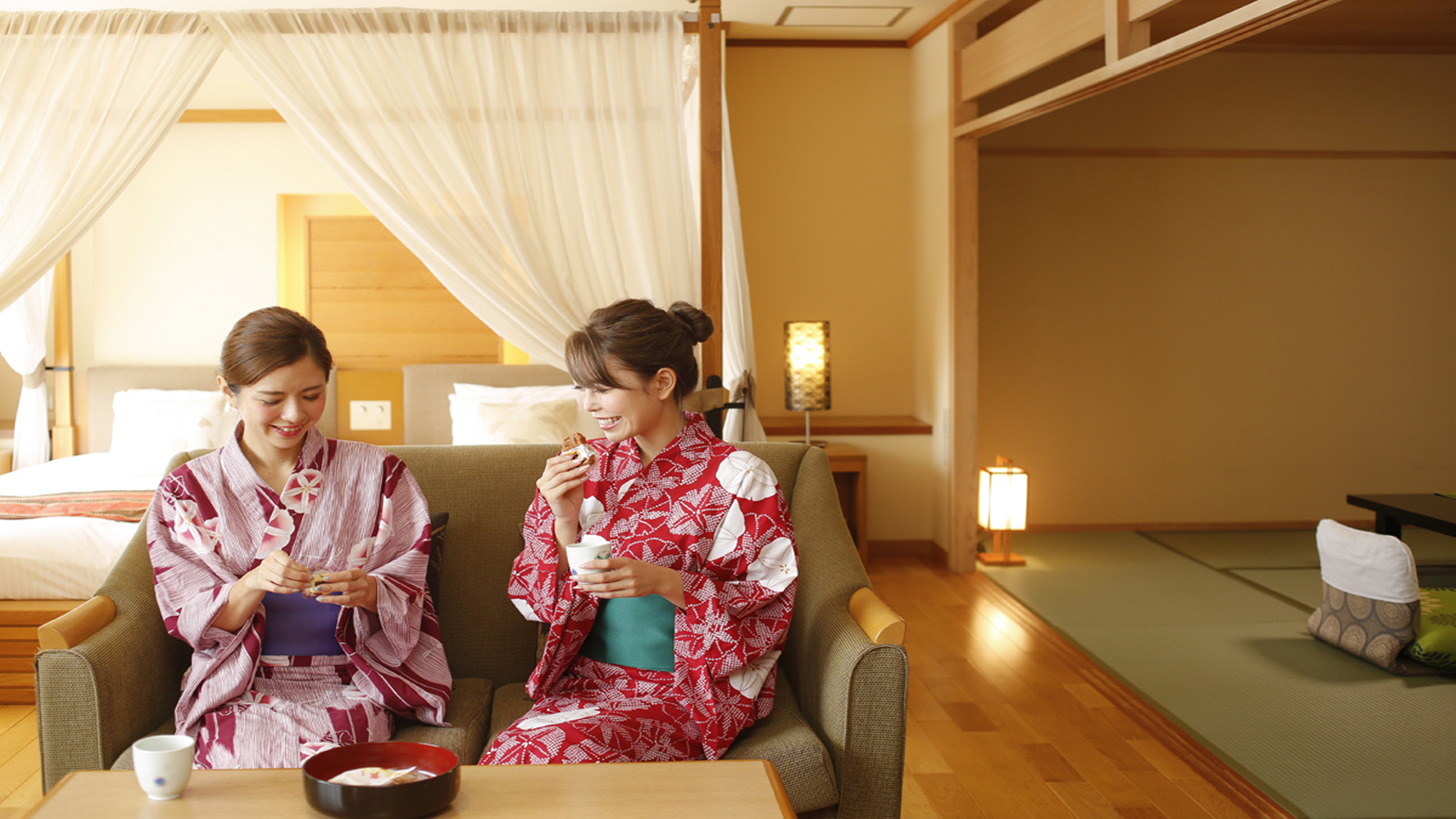 旅の思い出、お喋りもはずむ♪お部屋には松山銘菓をご用意。