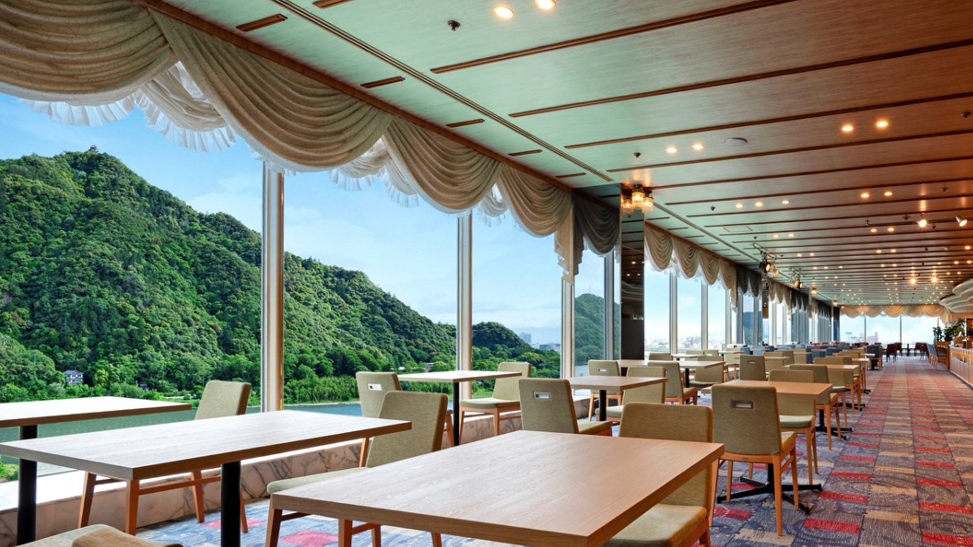 フランス料理レストラン「キャッスル」