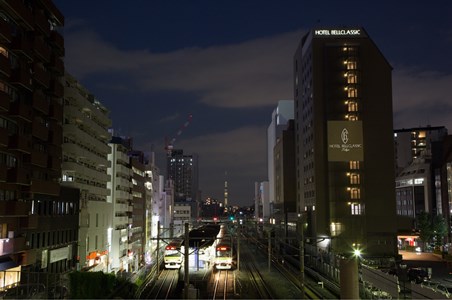 ホテル外観と大塚駅