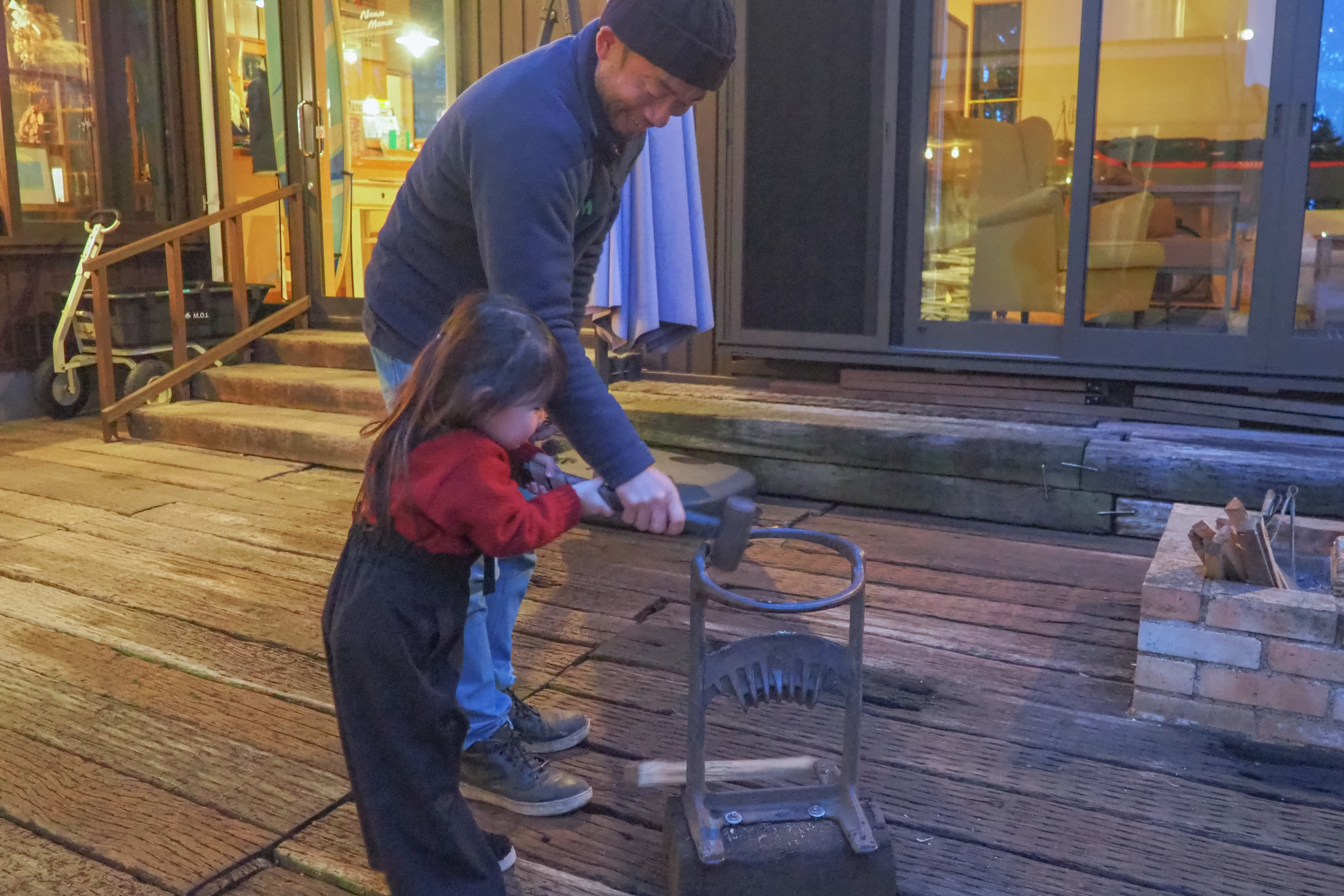 ＜季節の楽しみ＞薪割り体験