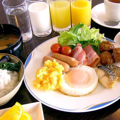Sarapan: Sarapan prasmanan dengan 25 menu Jepang dan Barat