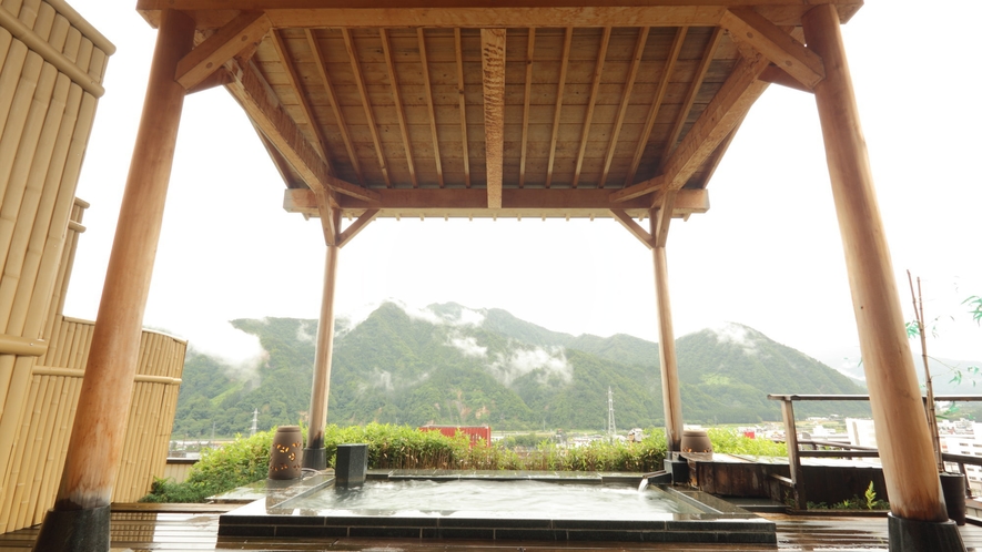 【空の湯】谷川連邦を望む最上階の露天風呂