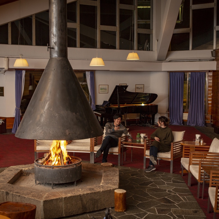 暖炉のあるラウンジ&バー