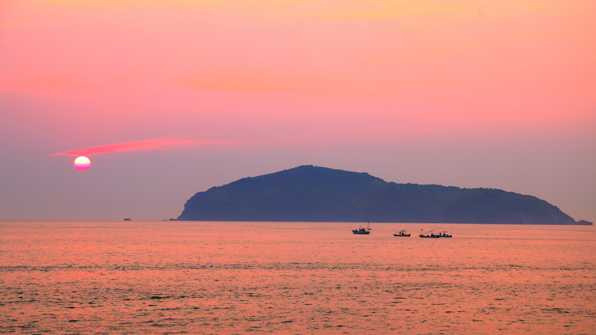【防波堤からの夕日】