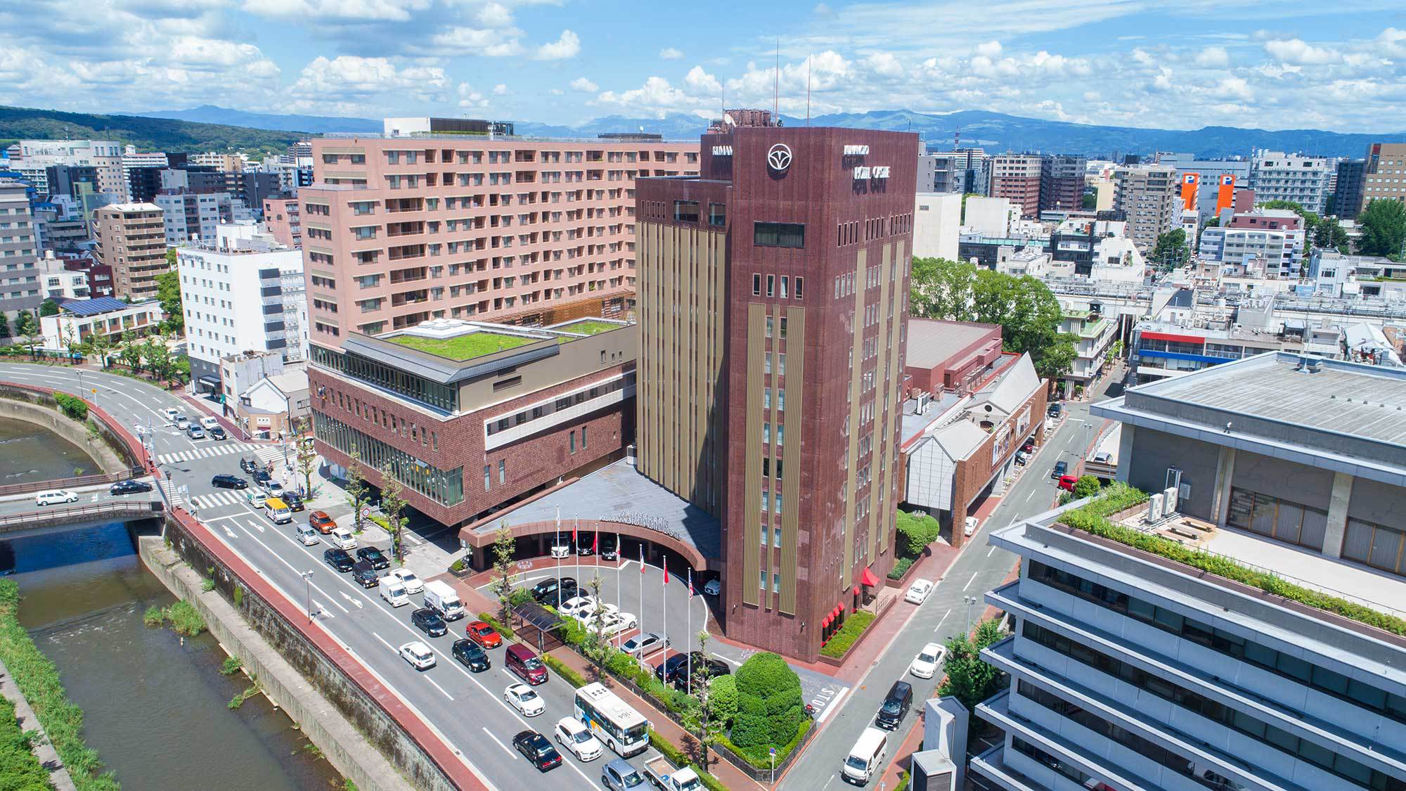 【外観】熊本市中心市街地に位置し、熊本城を目の前に望むロケーション。観光・ビジネスに便利です。