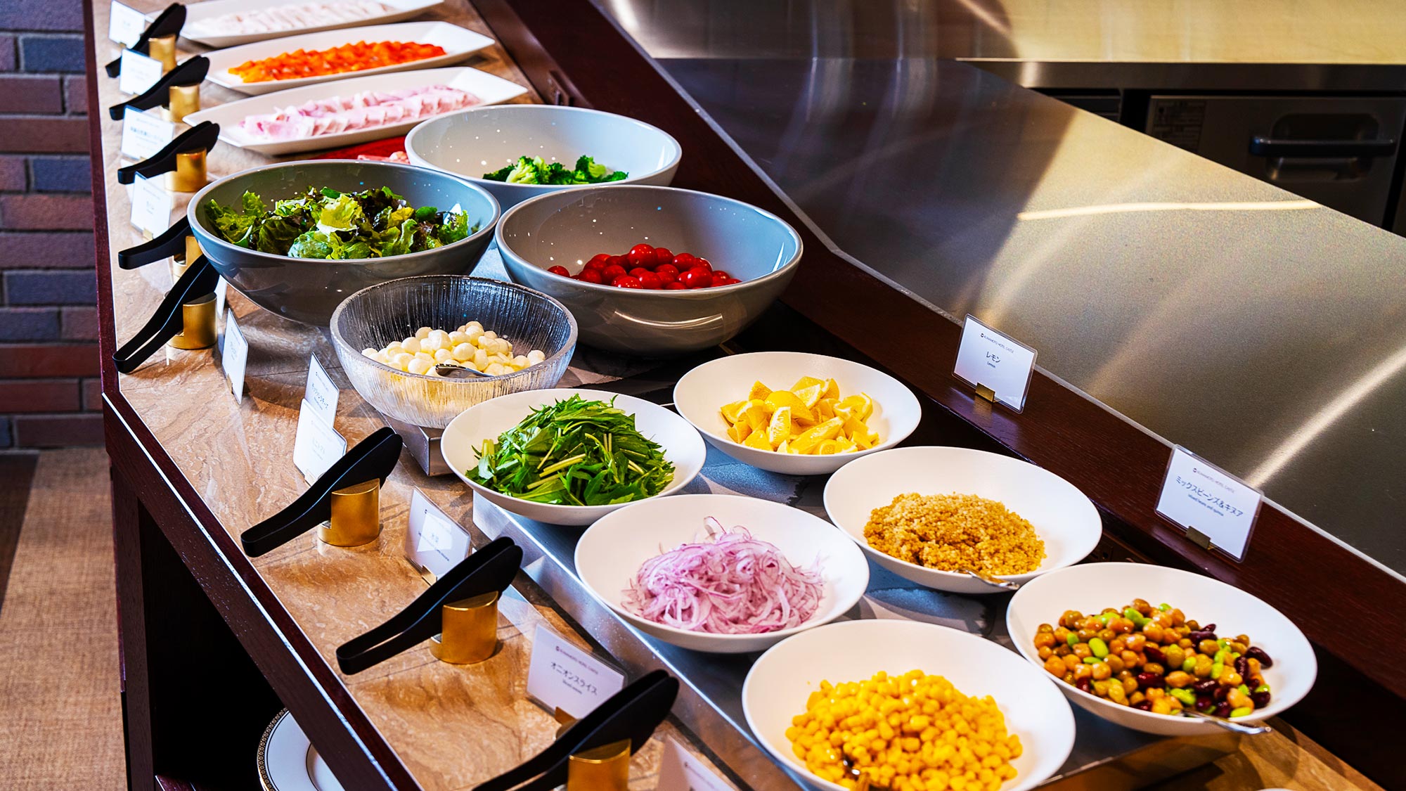 【朝食ビュッフェ】焼き立てパンや伝統のホテルカレー、自家製中華粥、お野菜まで組み合わせは自由自在。