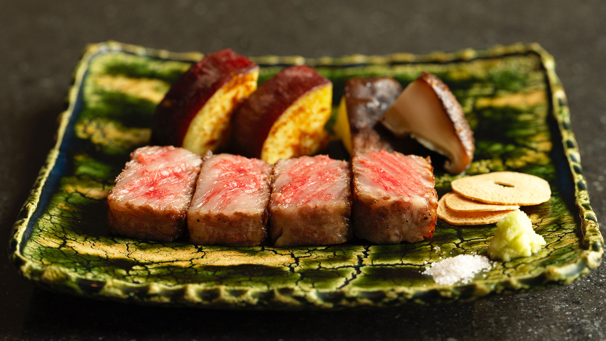 【ほそ川】厳選した黒毛和牛ステーキを中心にズワイガニや季節の寿司などを織り込んだ『いちょう』