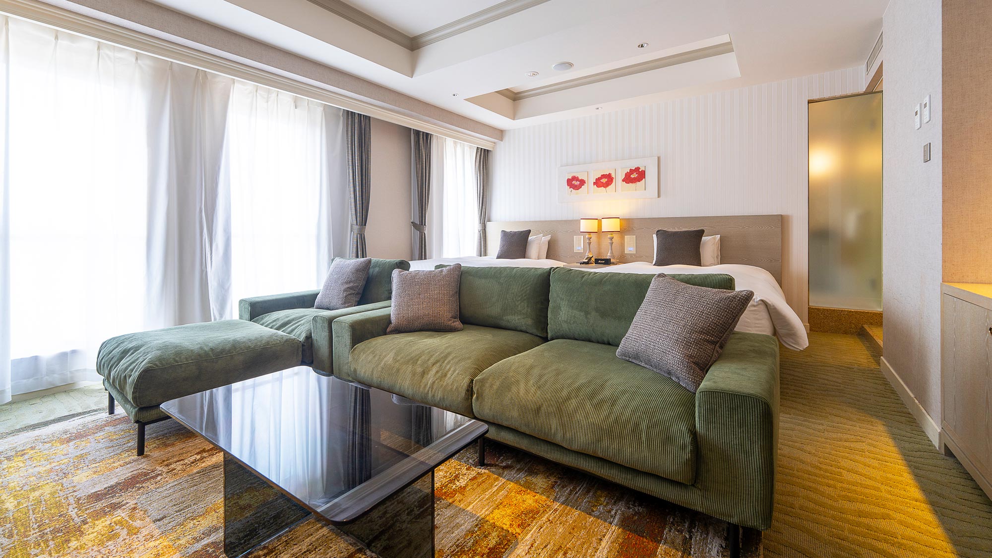 【エグゼクティブジュニアスイート】熊本城をテーマに、お部屋全体を黒色で統一。