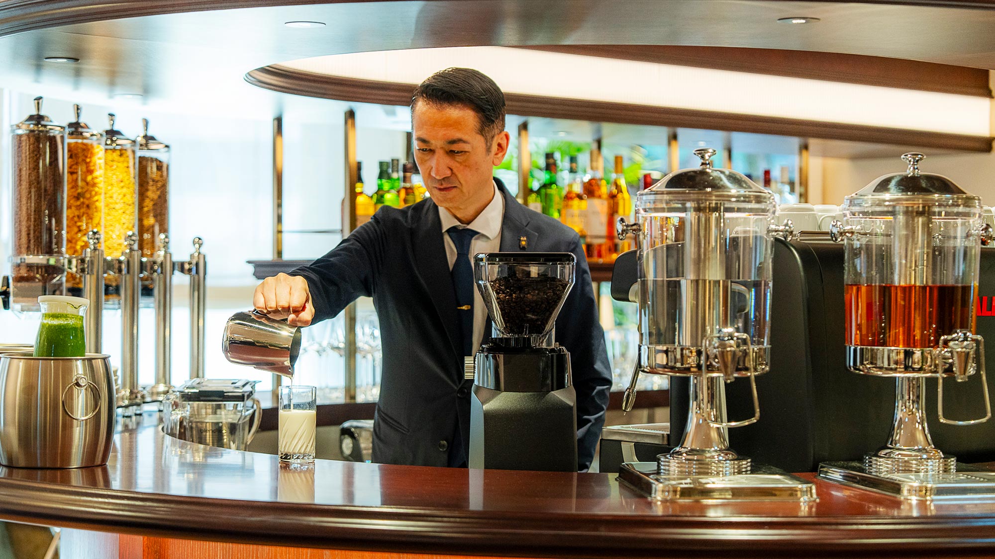 【朝食ビュッフェ】焼き立てパンや伝統のホテルカレー、自家製中華粥、お野菜まで組み合わせは自由自在。