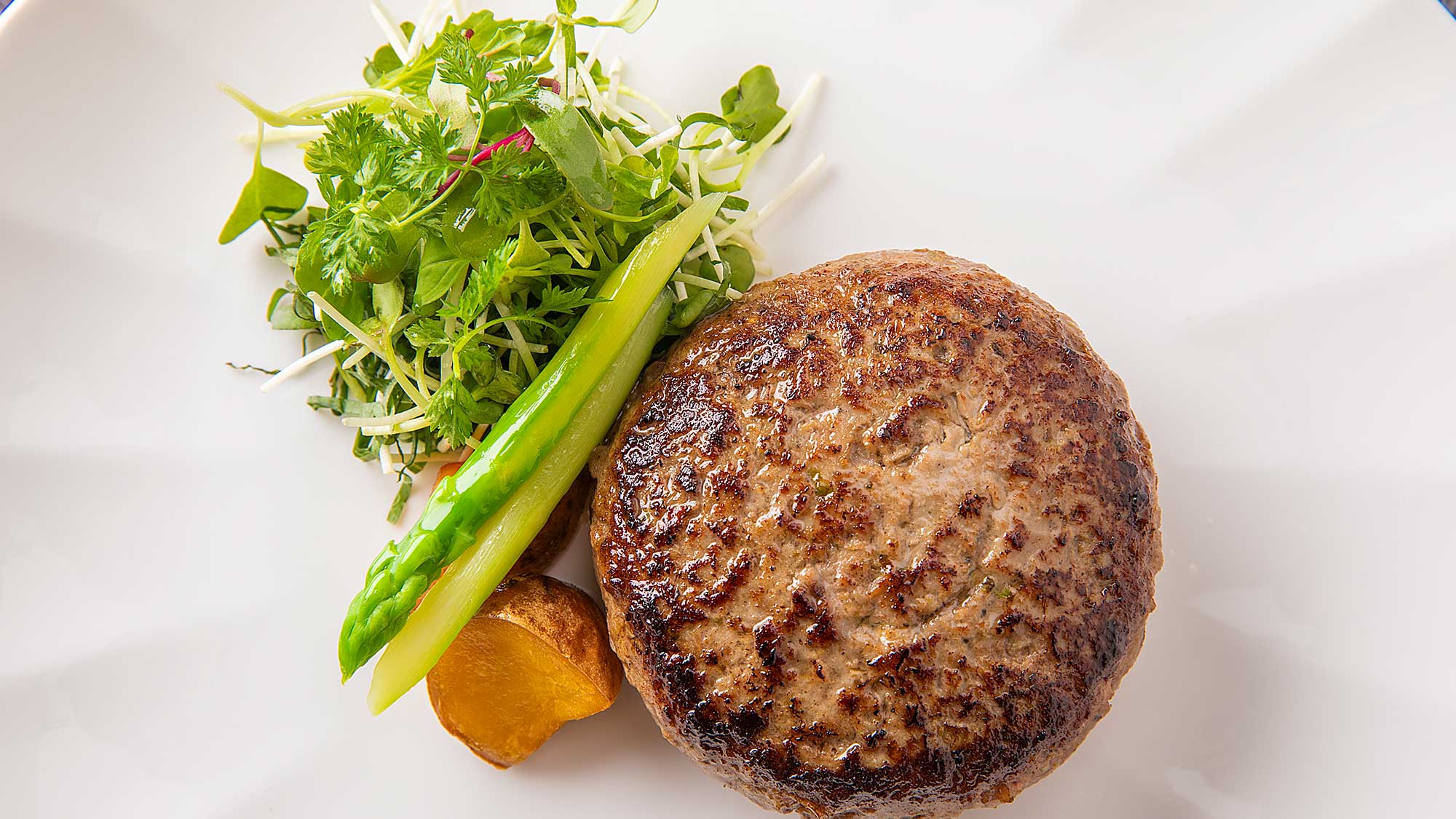 【ダイニングキッチン九曜杏／料理一例】ヘルシーなあか牛の肉汁を凝縮した特製手仕込みハンバーグ。