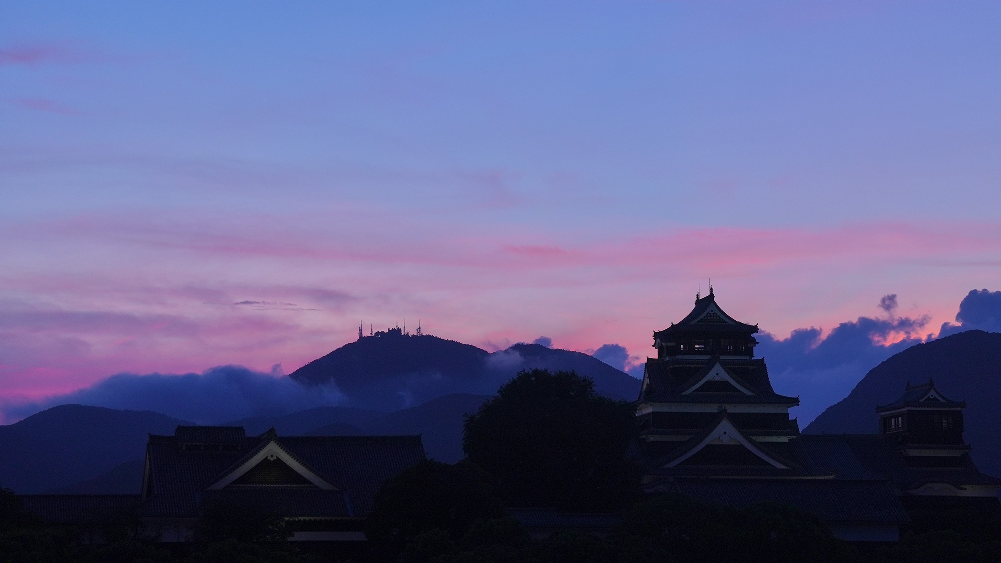 【景色】雲海と共に佇む厳かな雰囲気の熊本城。