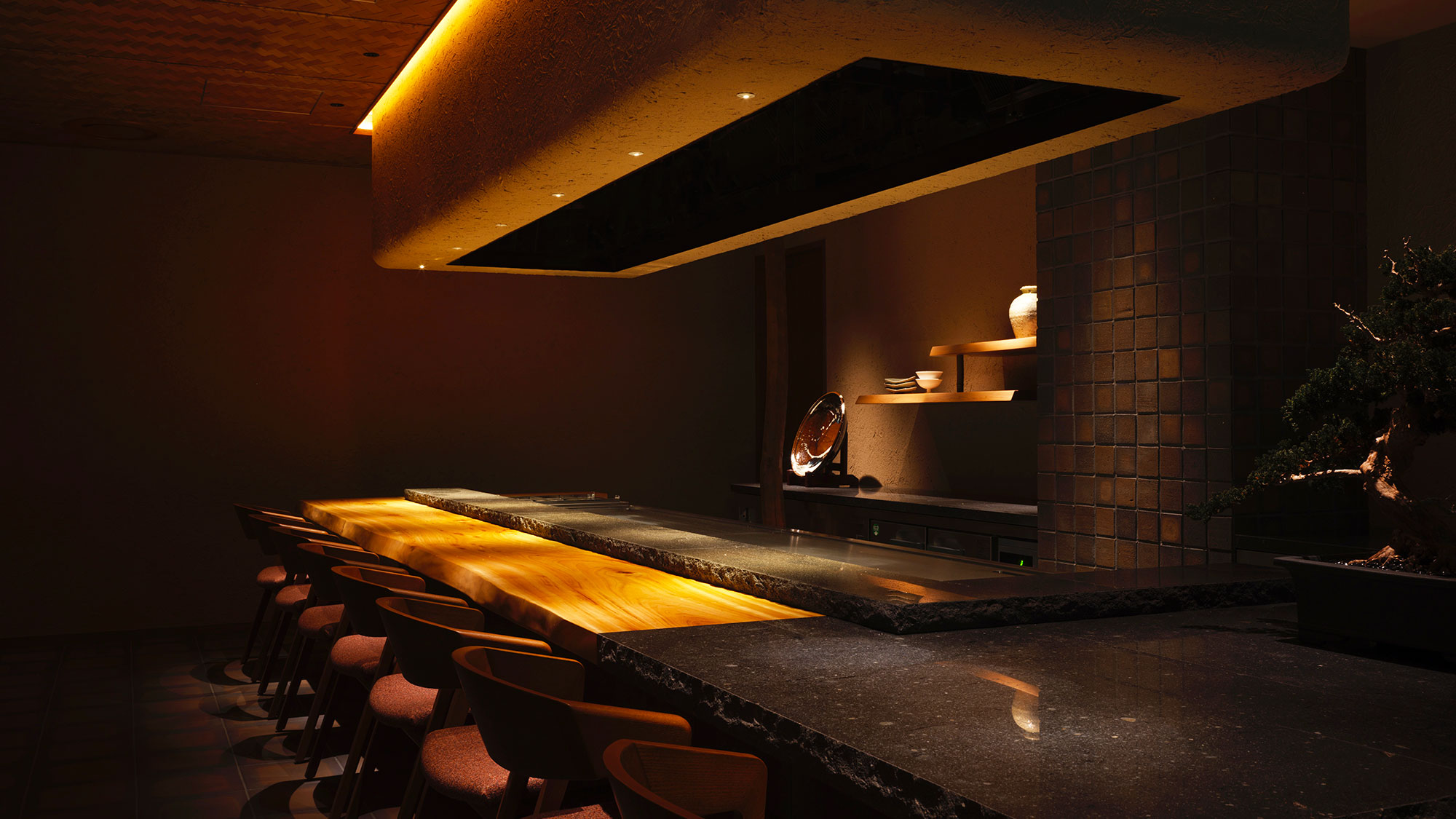 【ほそ川】熊本が誇る和牛「あか牛」をはじめ天草の海の幸など、旬の食材をお客様の目の前で焼き上げます。