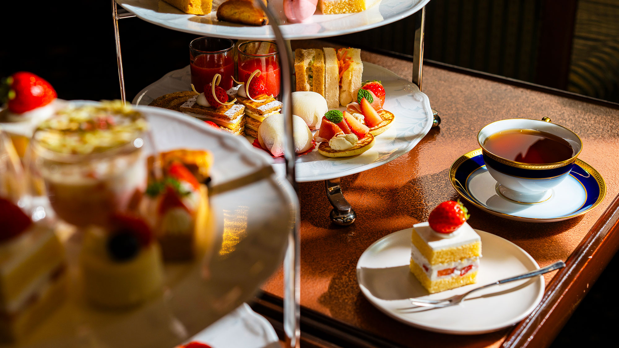 【季節のアフタヌーンティー（一例）】シーズンごとにテーマを変えた彩り豊かなアフタヌーンティーをご用意