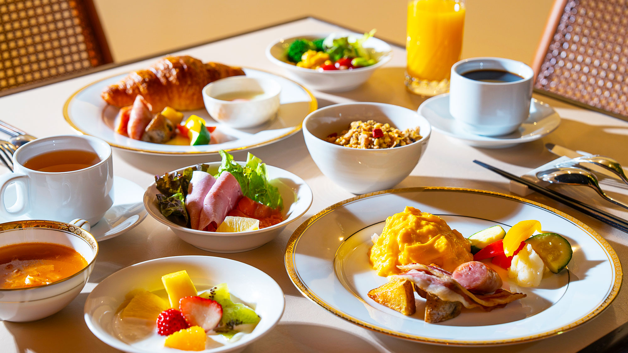 【朝食ビュッフェ】焼き立てパンや伝統のホテルカレー、自家製中華粥、お野菜まで組み合わせは自由自在。