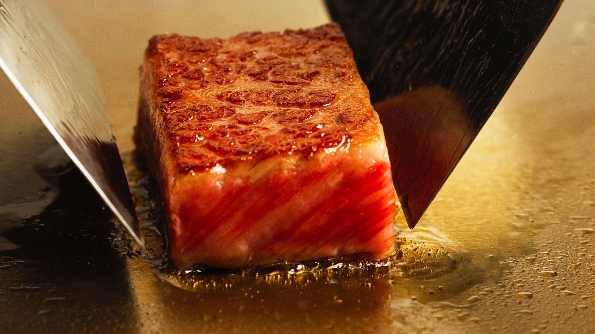 【ほそ川】厳選した黒毛和牛ステーキを中心にズワイガニや季節の寿司などを織り込んだ『いちょう』