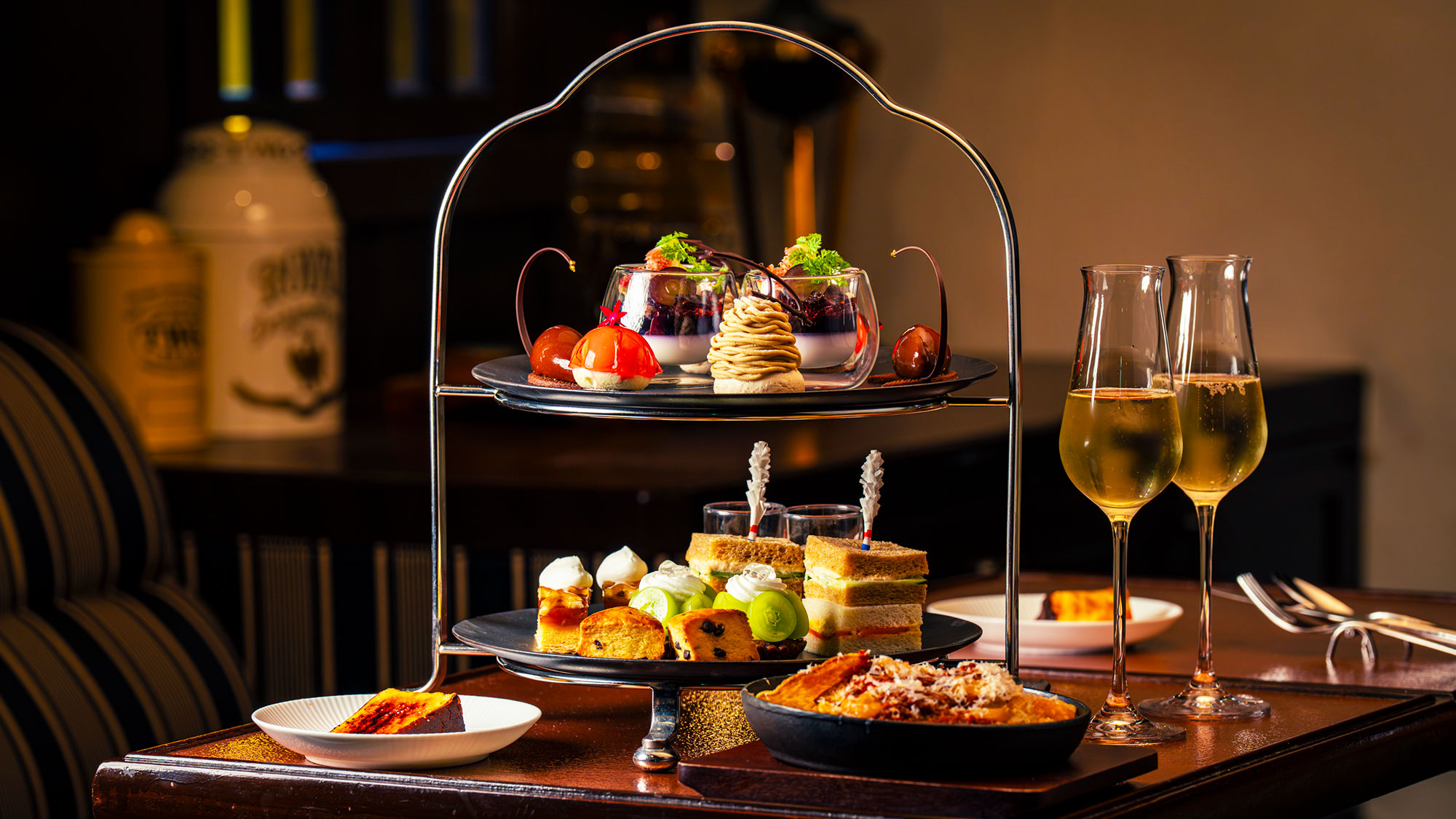 【ダイニングキッチン九曜杏／喫茶】大人気アフタヌーンティー。季節食材を使用した繊細なスイーツ。