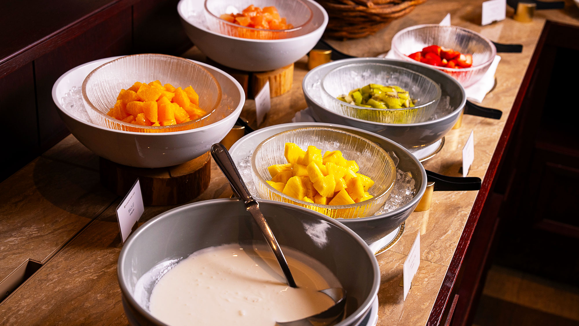 【朝食ビュッフェ】焼き立てパンや伝統のホテルカレー、自家製中華粥、お野菜まで組み合わせは自由自在。