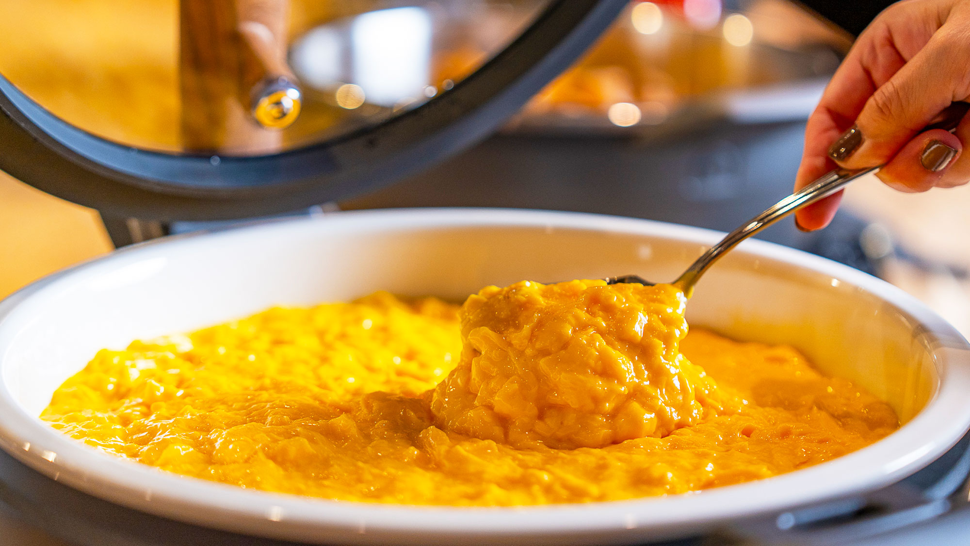 【朝食ビュッフェ】焼き立てパンや伝統のホテルカレー、自家製中華粥、お野菜まで組み合わせは自由自在。