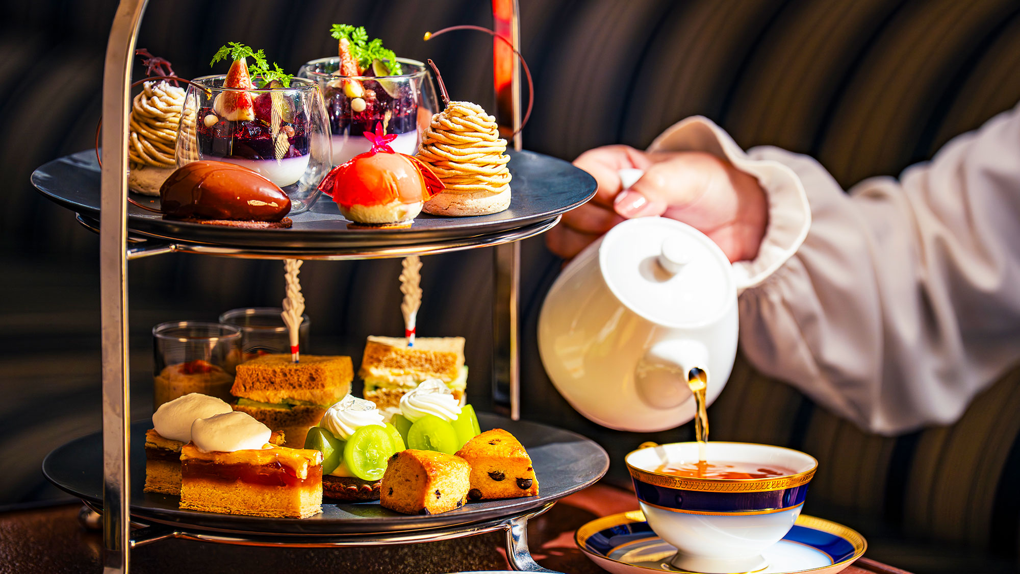 【ダイニングキッチン九曜杏／喫茶】大人気アフタヌーンティー。季節食材を使用した繊細なスイーツ。