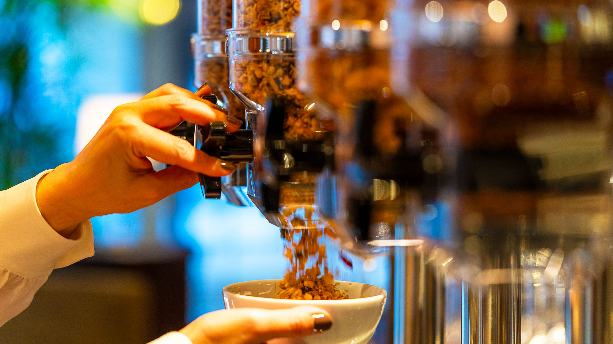 【朝食ビュッフェ】焼き立てパンや伝統のホテルカレー、自家製中華粥、お野菜まで組み合わせは自由自在。