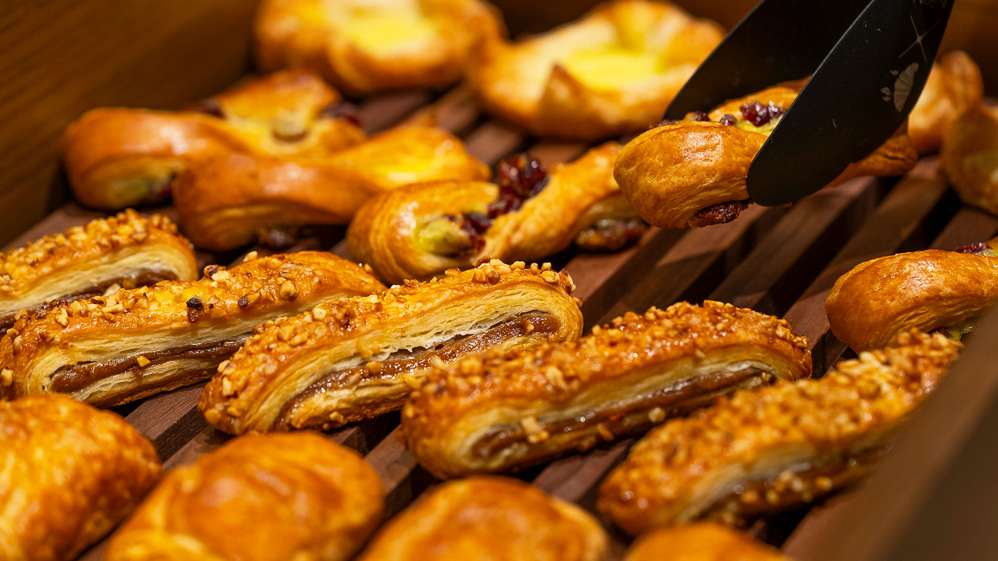 【朝食ビュッフェ】焼き立てパンや伝統のホテルカレー、自家製中華粥、お野菜まで組み合わせは自由自在。