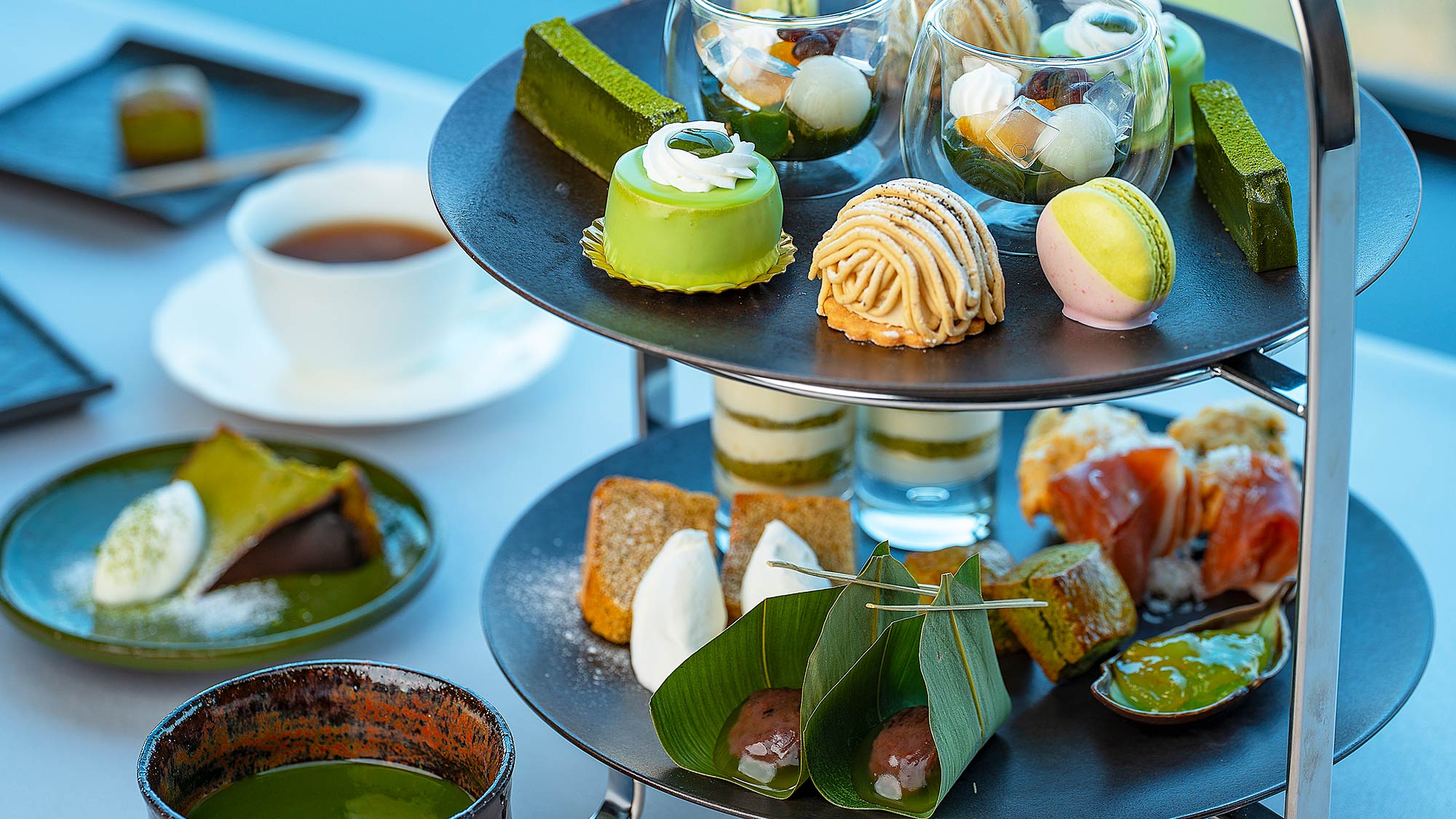 【季節のアフタヌーンティー（一例）】シーズンごとにテーマを変えた彩り豊かなアフタヌーンティーをご用意