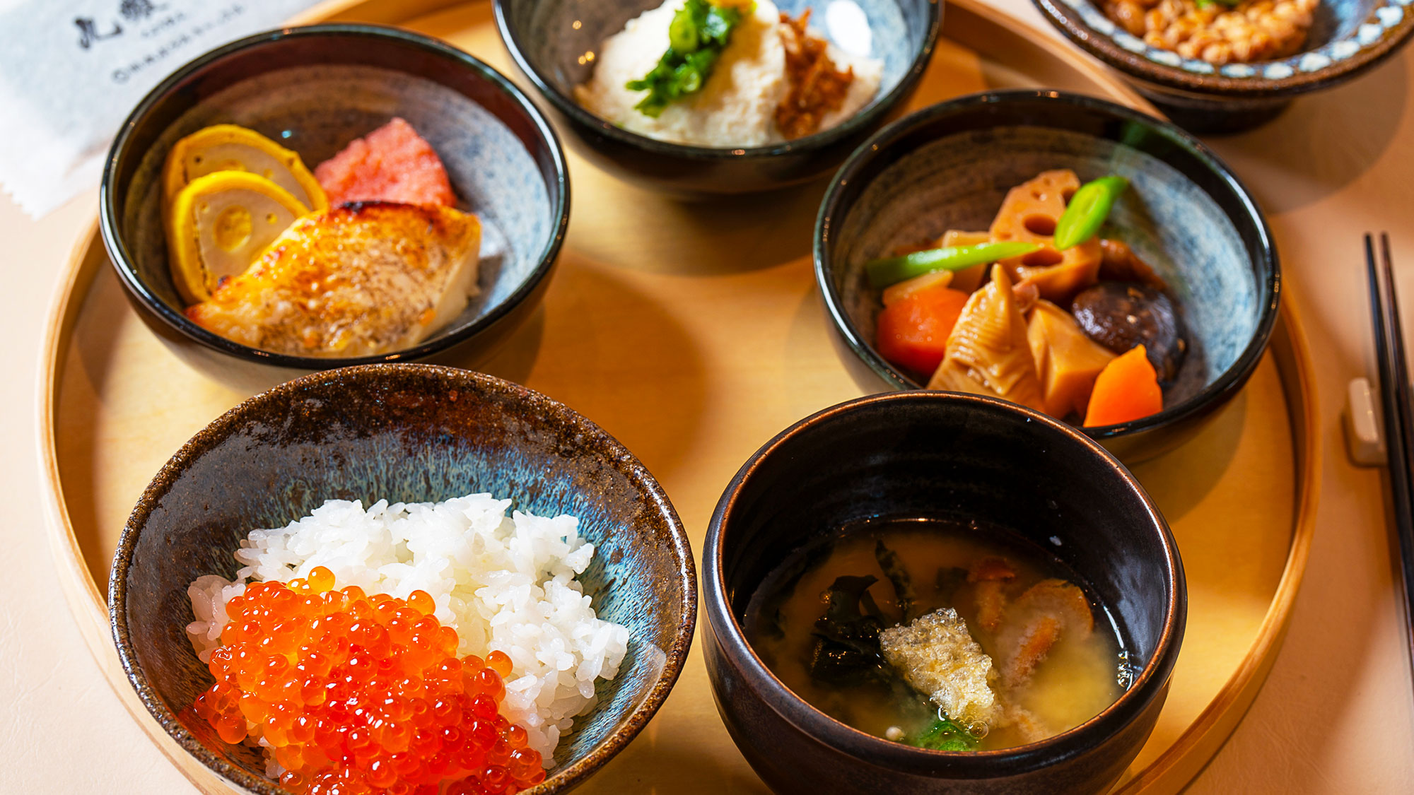 【朝食ビュッフェ】焼き立てパンや伝統のホテルカレー、自家製中華粥、お野菜まで組み合わせは自由自在。