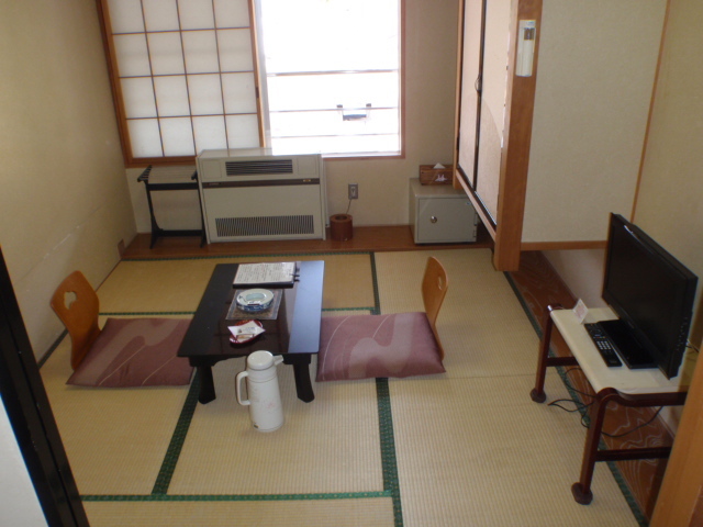 A small, calm Japanese-style room of 6 tatami mats (with a toilet and washbasin with a bidet)