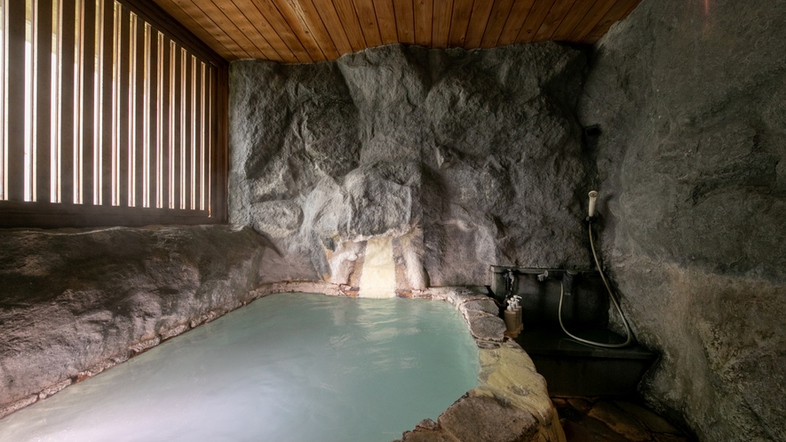 貸切風呂「洞窟の湯」 完全プライベート空間の貸切風呂で湯浴みをお楽しみください。