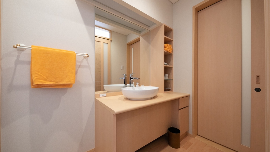 【和モダンツインベッド 】お部屋にはシャワールームと広めの洗浄機付トイレ・洗面所をご用意しております