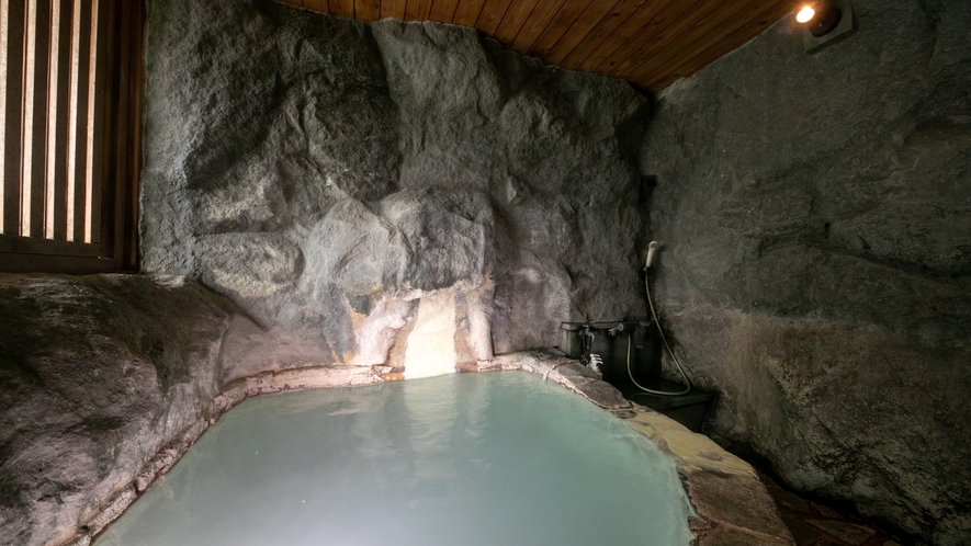 貸切風呂「洞窟の湯」野趣あふれる洞窟をイメージ。