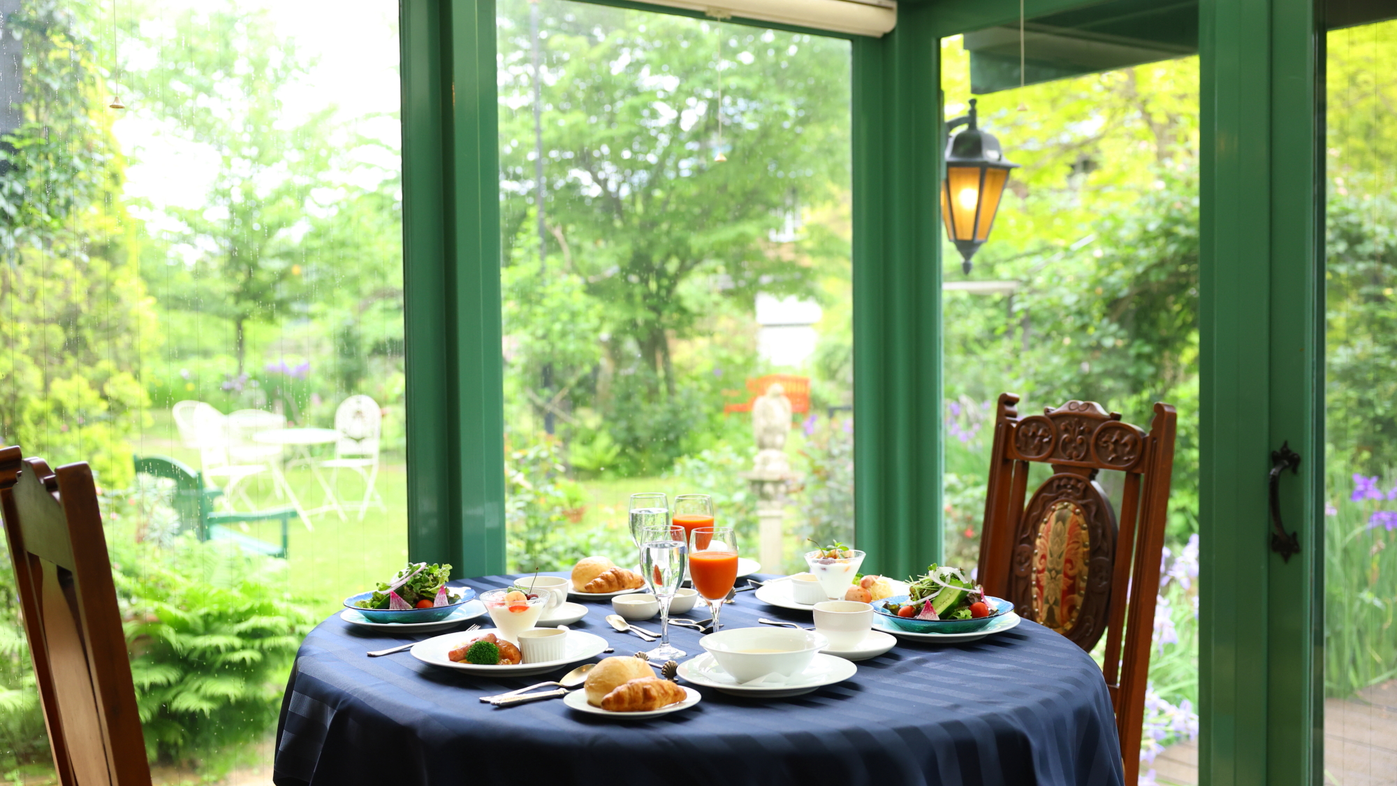 オーガニックジュースや新鮮な高原野菜など、爽やかな朝のひと時を楽しむご朝食をご用意いたします。