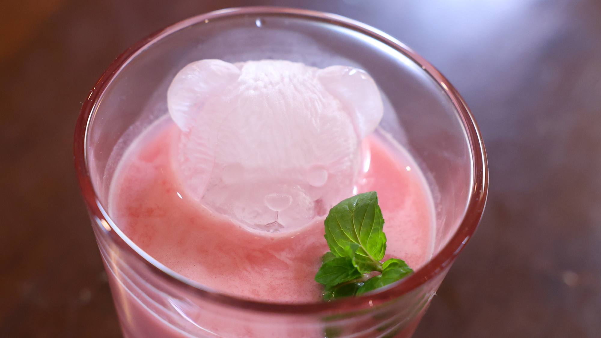 美味しくヘルシーなプロテインドリンクには 可愛らいいクマの氷を