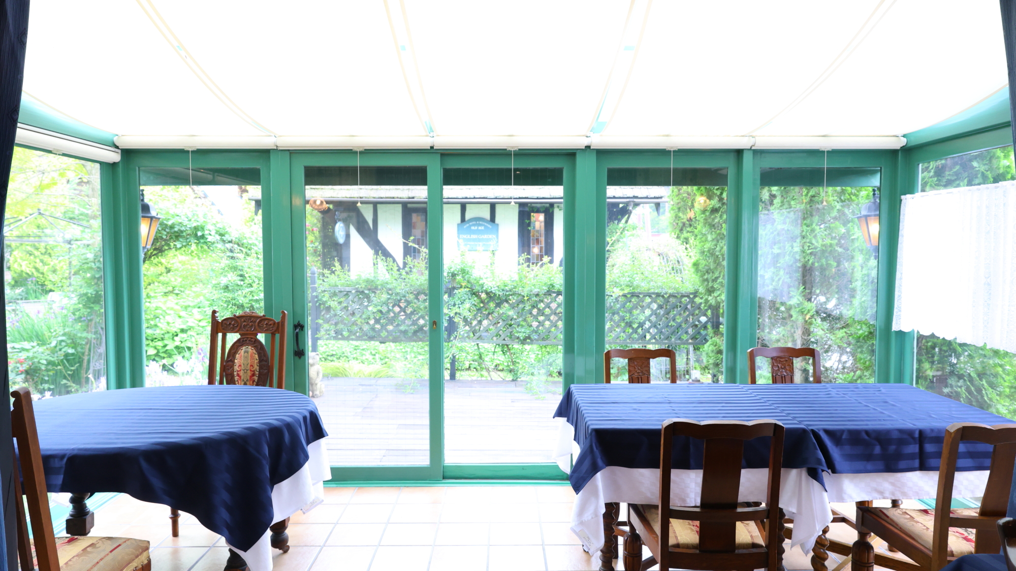 レストランにはガラス張りのサンルームも