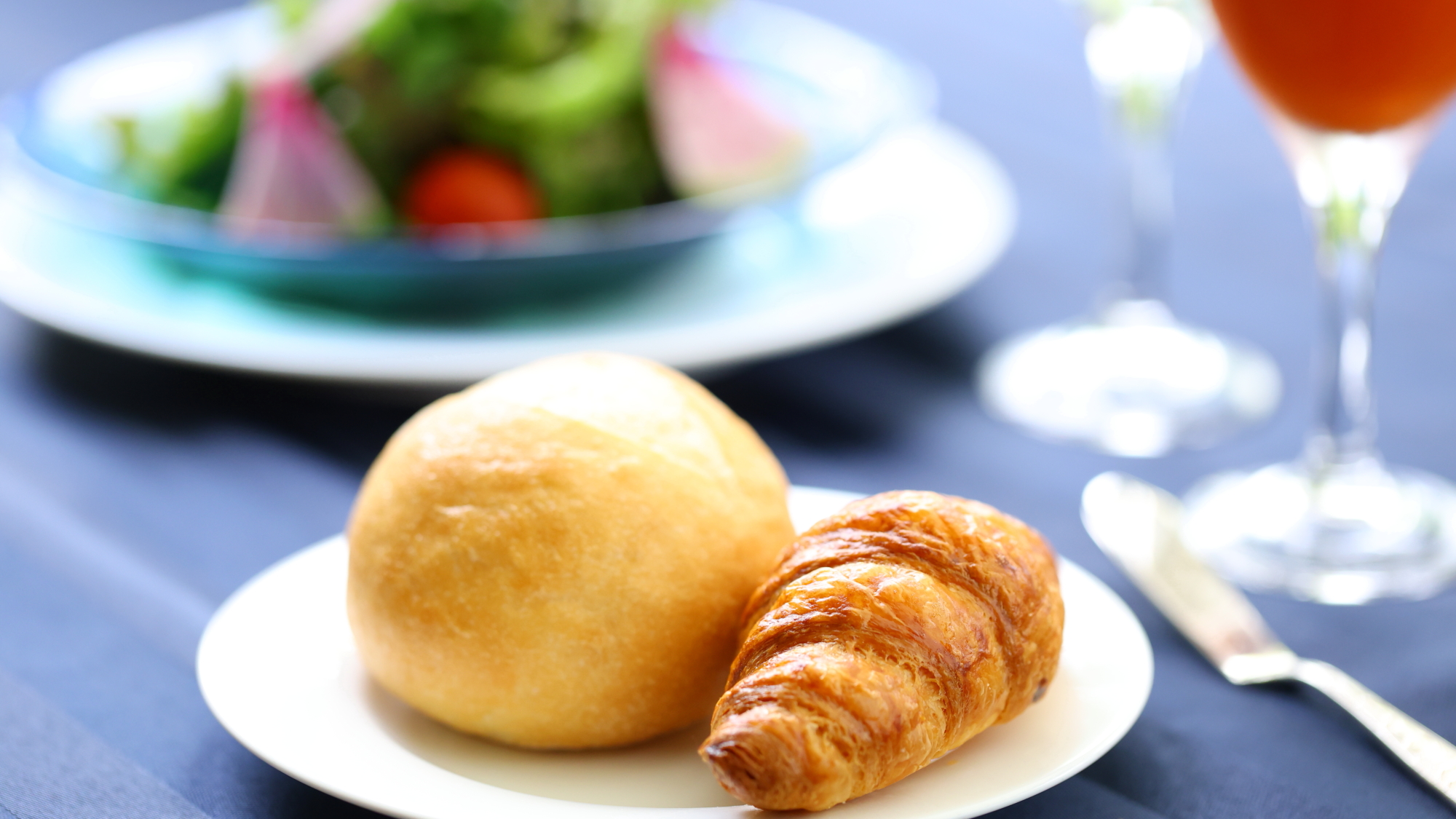 ご朝食 一例：フランスから取り寄せたパンは芳醇なバターの香りが。