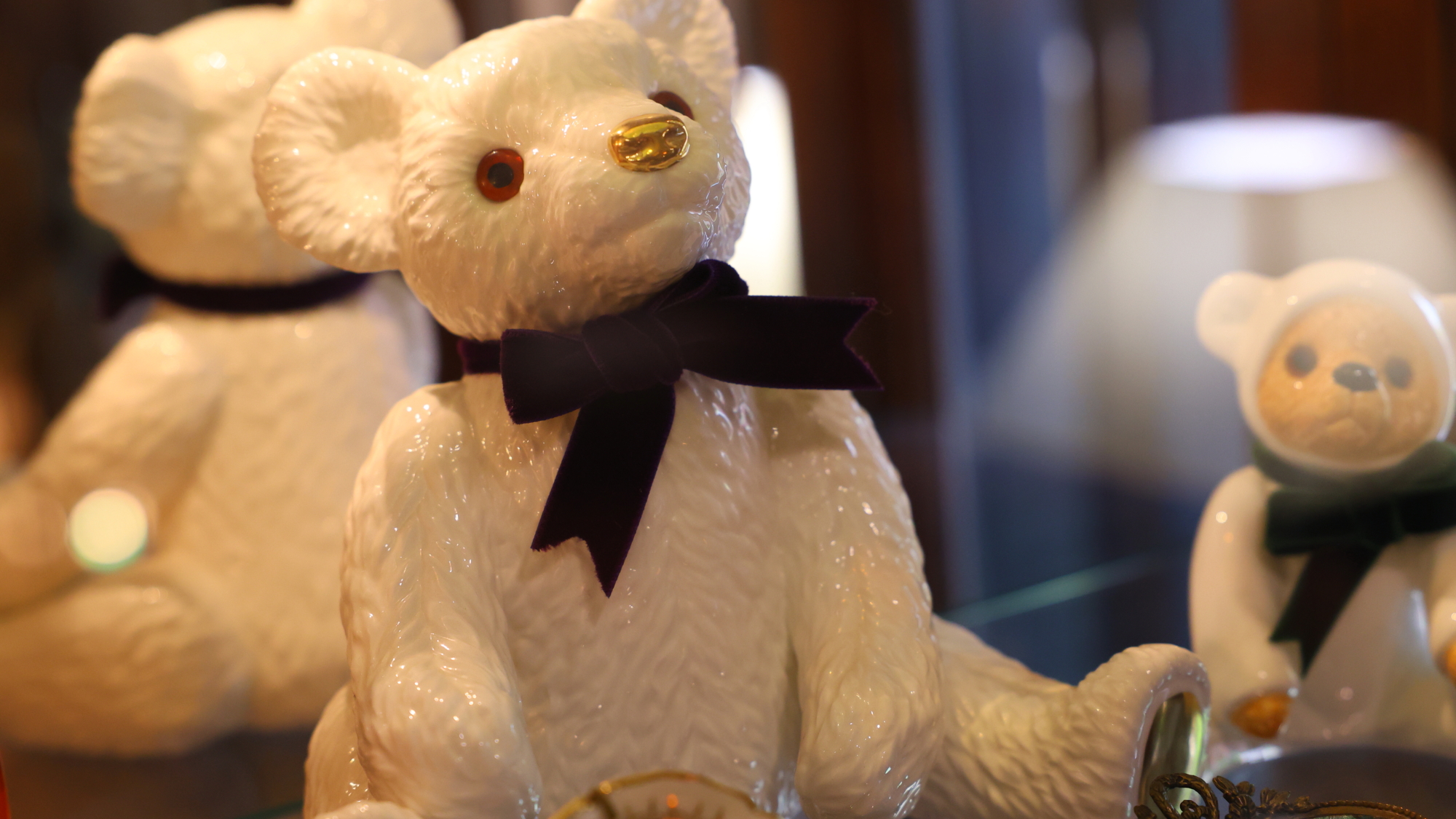 ロビーでそっとお客様を見守る チャーミングな白いクマのオブジェ