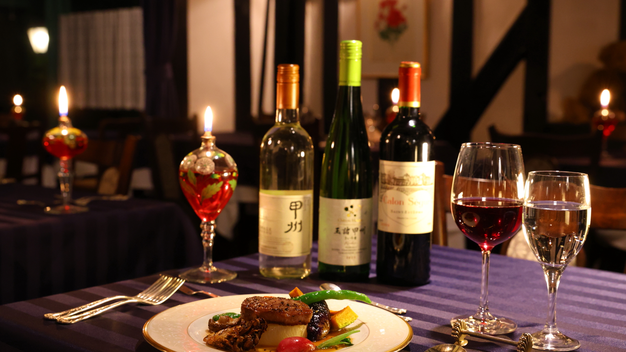 ワインは甲州産を中心に豊富な種類をご用意。ぜひお食事とご一緒にどうぞ。