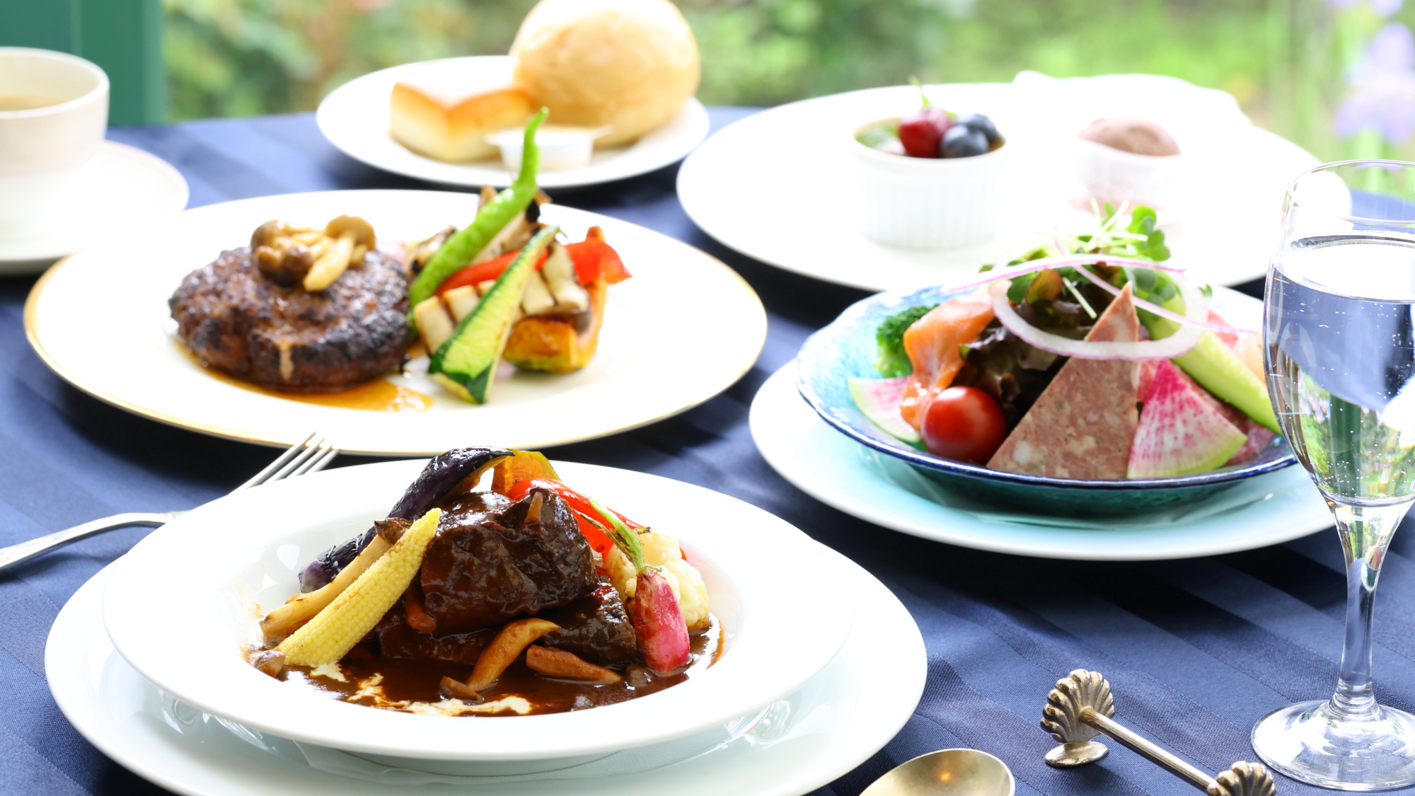  ランチ 一例：じっくりと時間をかけた煮込み料理を中心としたボリューム満点のメニュー