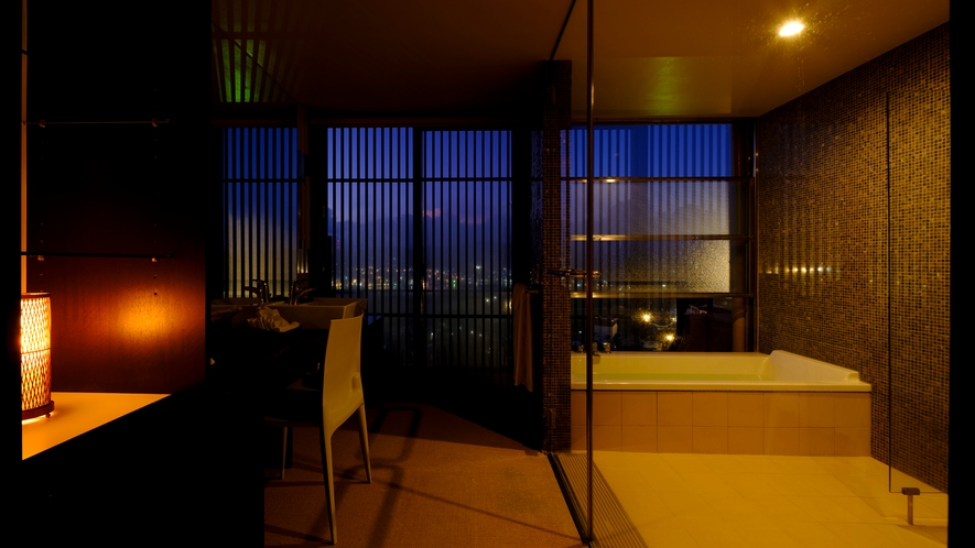 【プレミアスイート】夜景を満喫するために設計された特別な客室でございます。
